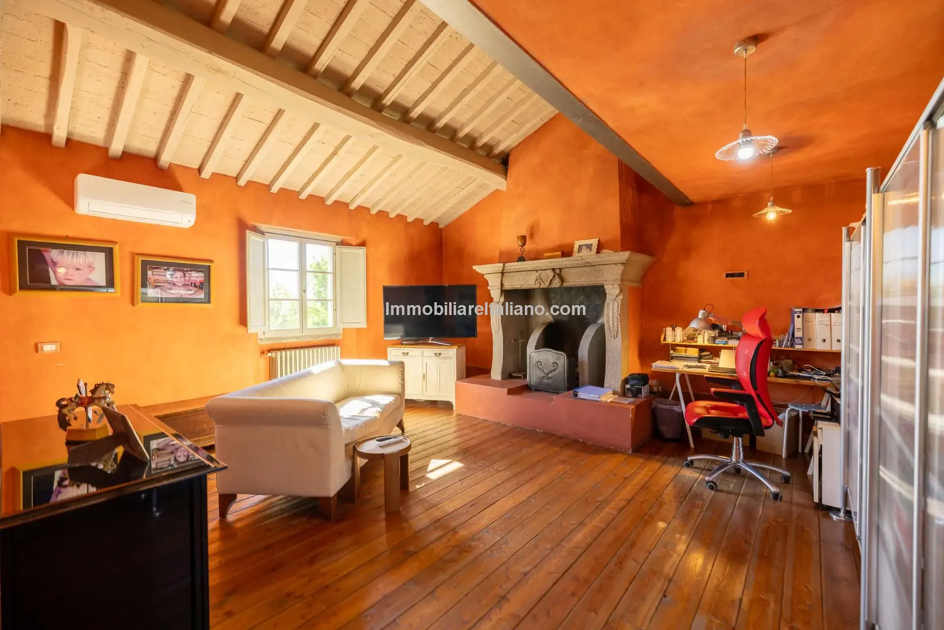 Expansive 5-Bedroom Country House with Gardens Near Vinci, Tuscany - View image 26 of 52