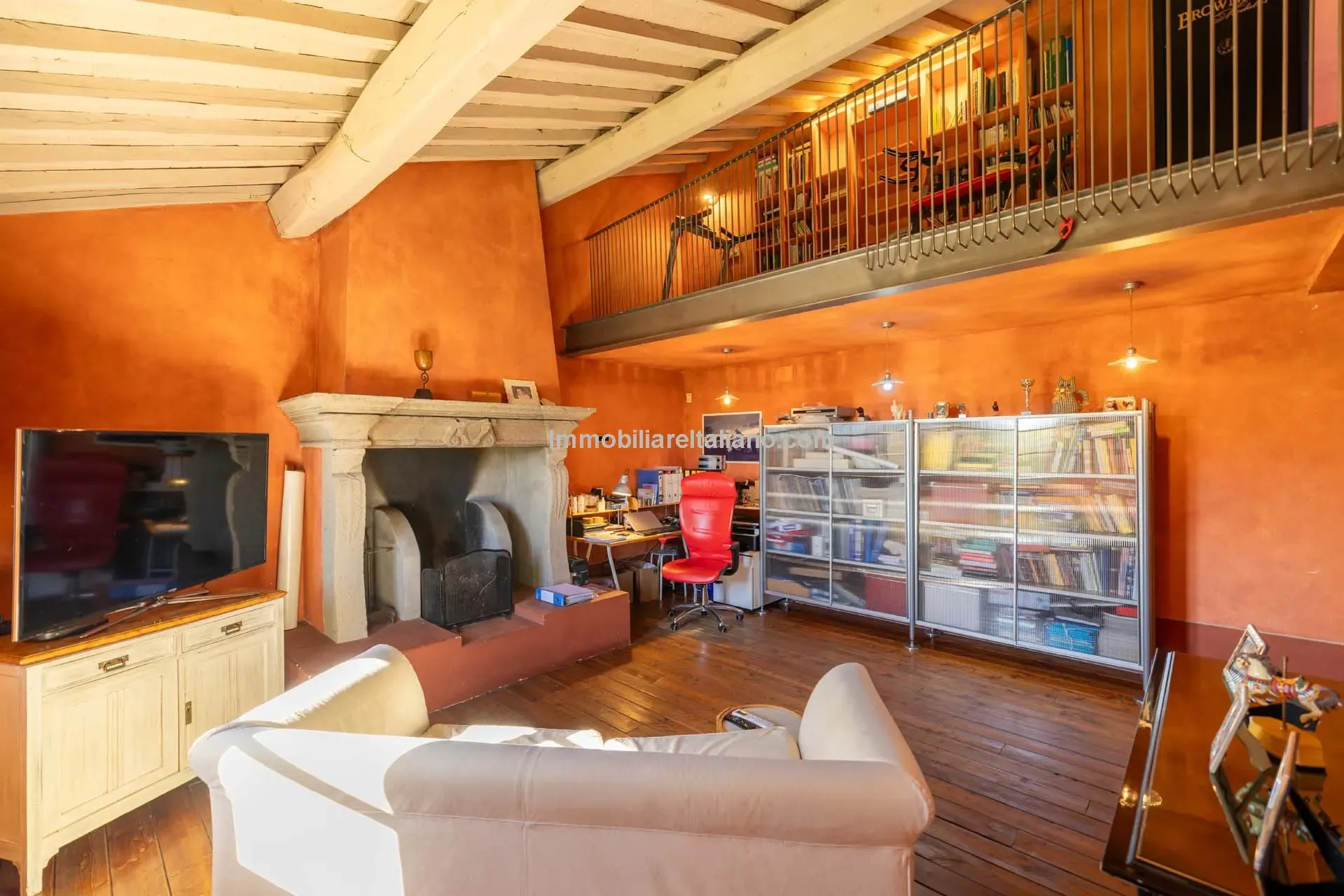 Expansive 5-Bedroom Country House with Gardens Near Vinci, Tuscany - View image 27 of 52