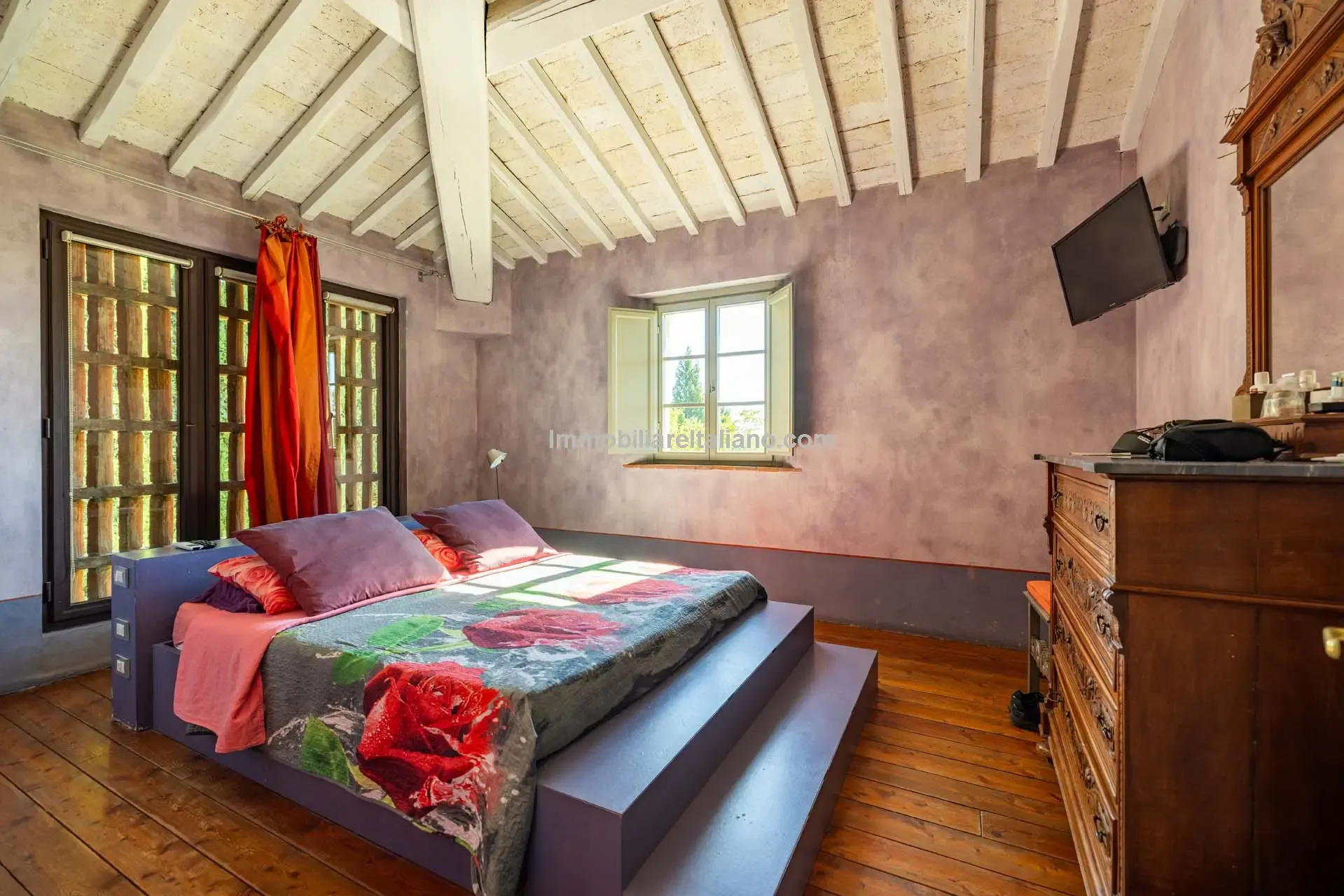 Expansive 5-Bedroom Country House with Gardens Near Vinci, Tuscany - View image 28 of 52
