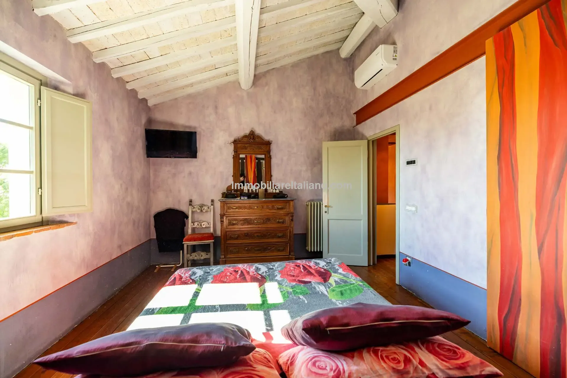 Expansive 5-Bedroom Country House with Gardens Near Vinci, Tuscany - View image 30 of 52