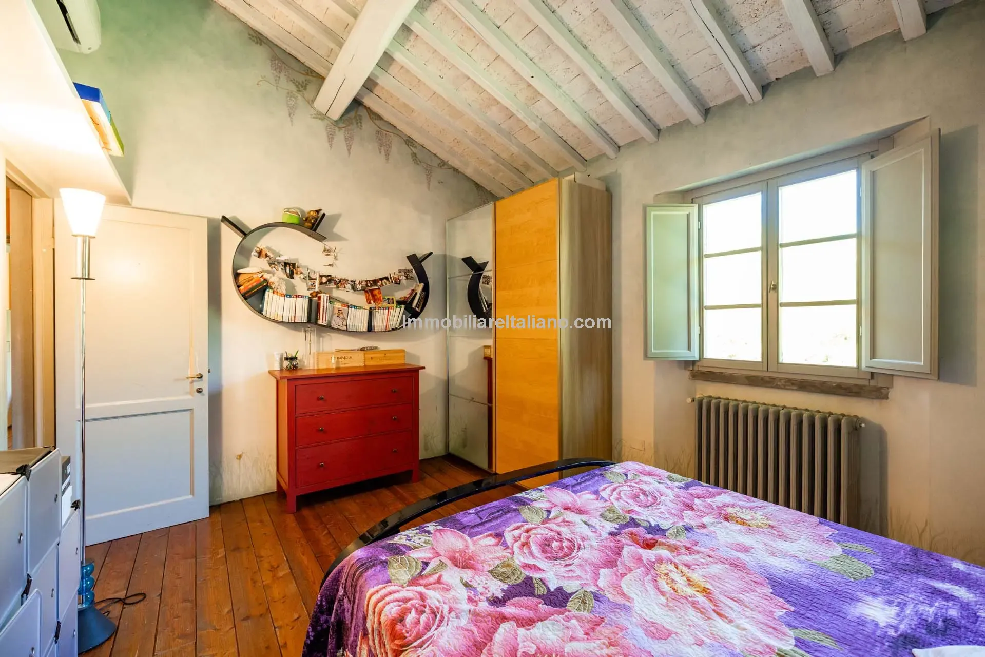 Expansive 5-Bedroom Country House with Gardens Near Vinci, Tuscany - View image 31 of 52