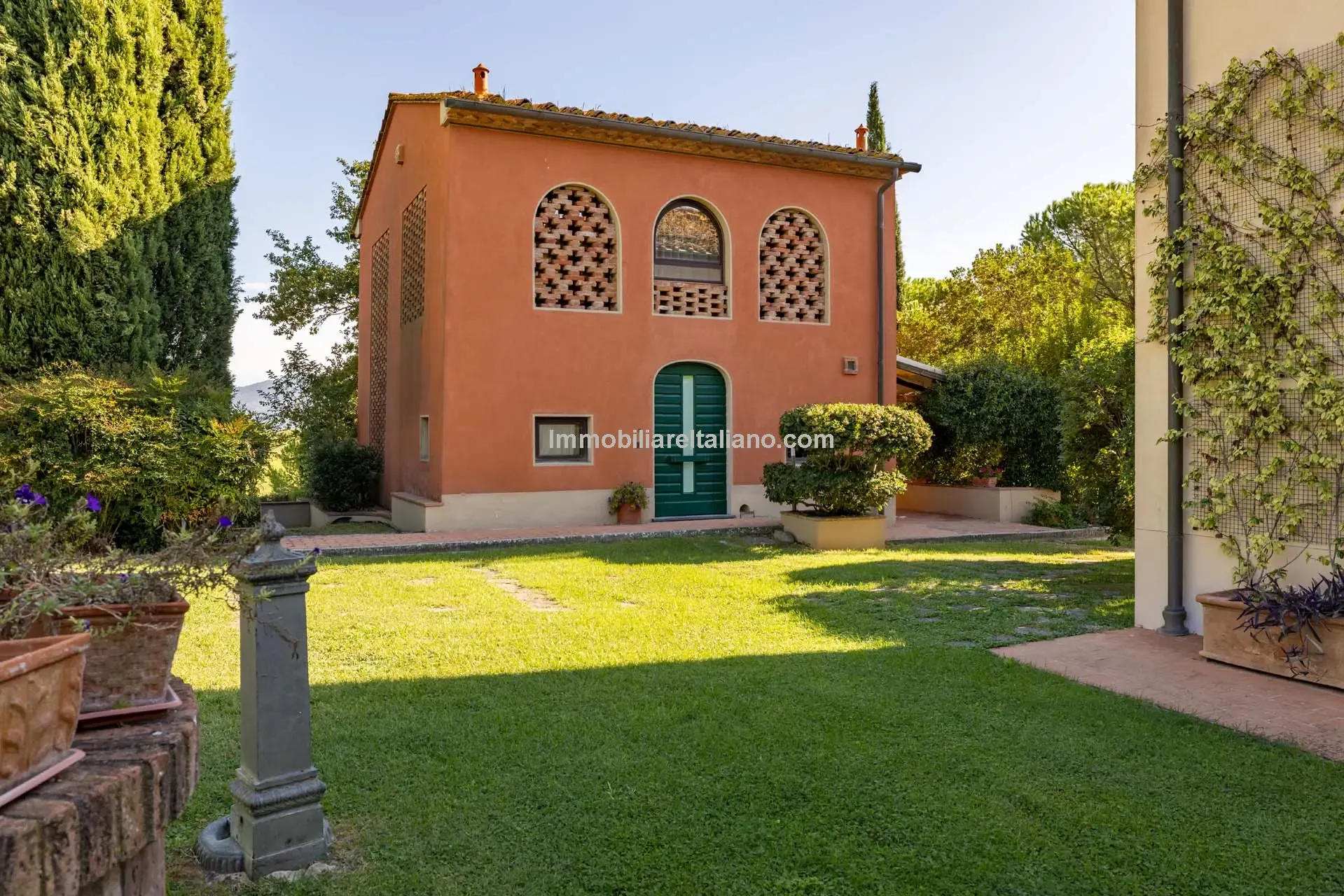 Expansive 5-Bedroom Country House with Gardens Near Vinci, Tuscany - View image 36 of 52