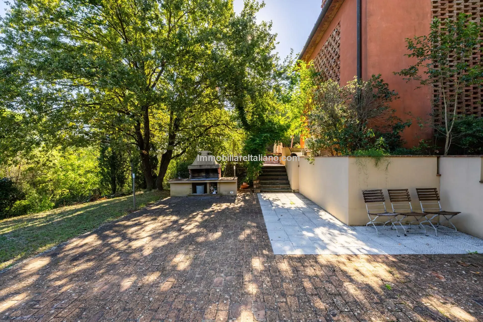 Expansive 5-Bedroom Country House with Gardens Near Vinci, Tuscany - View image 37 of 52