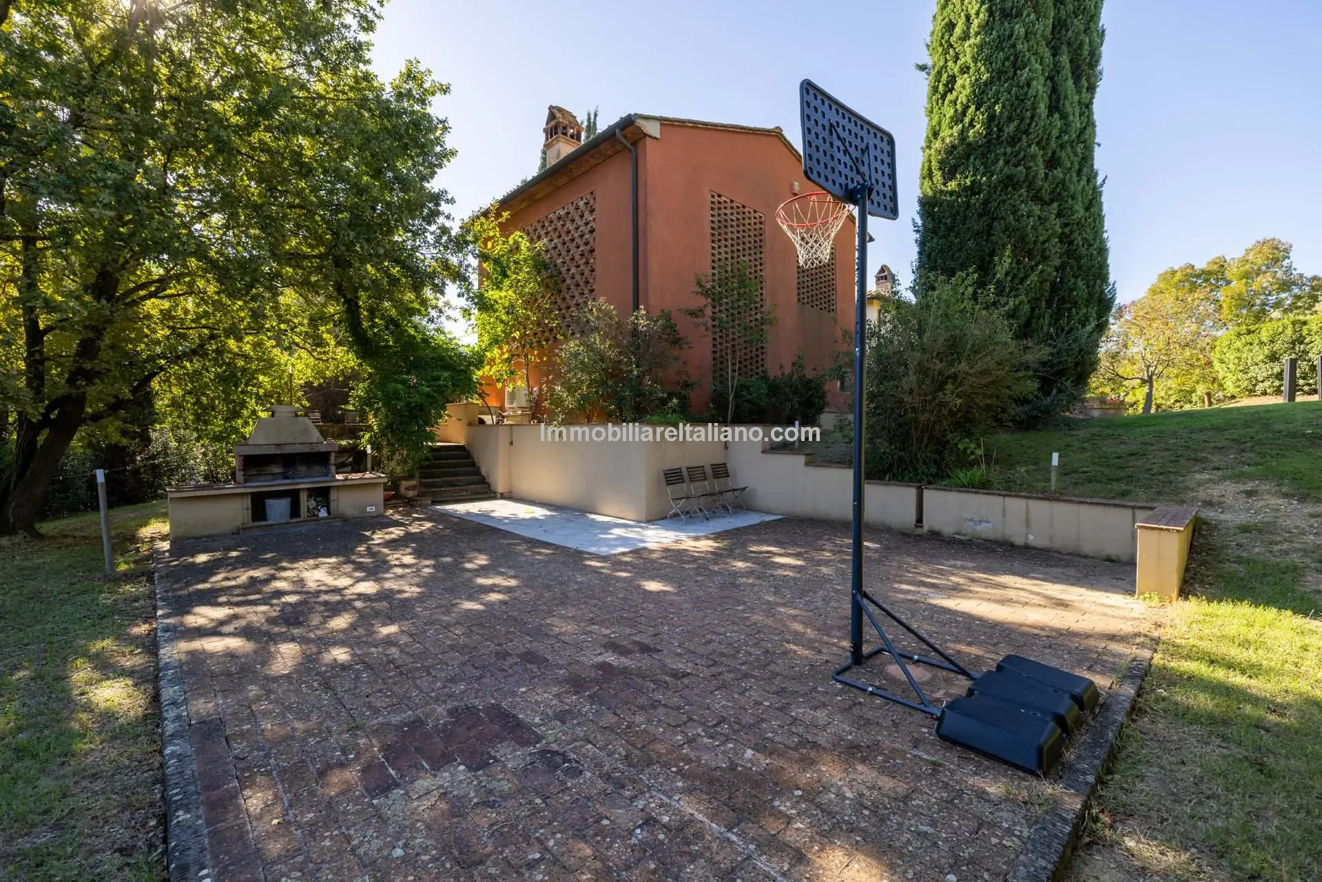 Expansive 5-Bedroom Country House with Gardens Near Vinci, Tuscany - View image 38 of 52