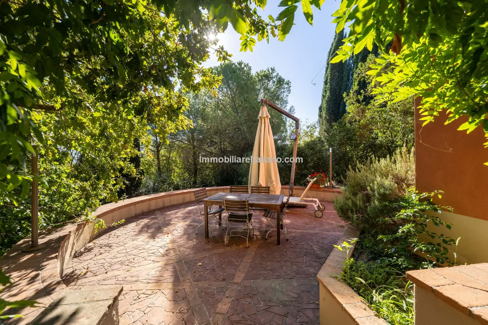 Expansive 5-Bedroom Country House with Gardens Near Vinci, Tuscany - View image 39 of 52