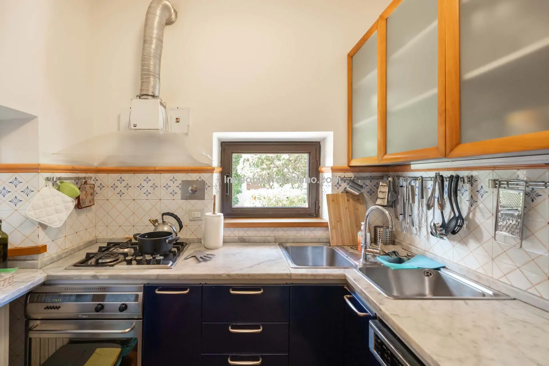 Expansive 5-Bedroom Country House with Gardens Near Vinci, Tuscany - View image 44 of 52