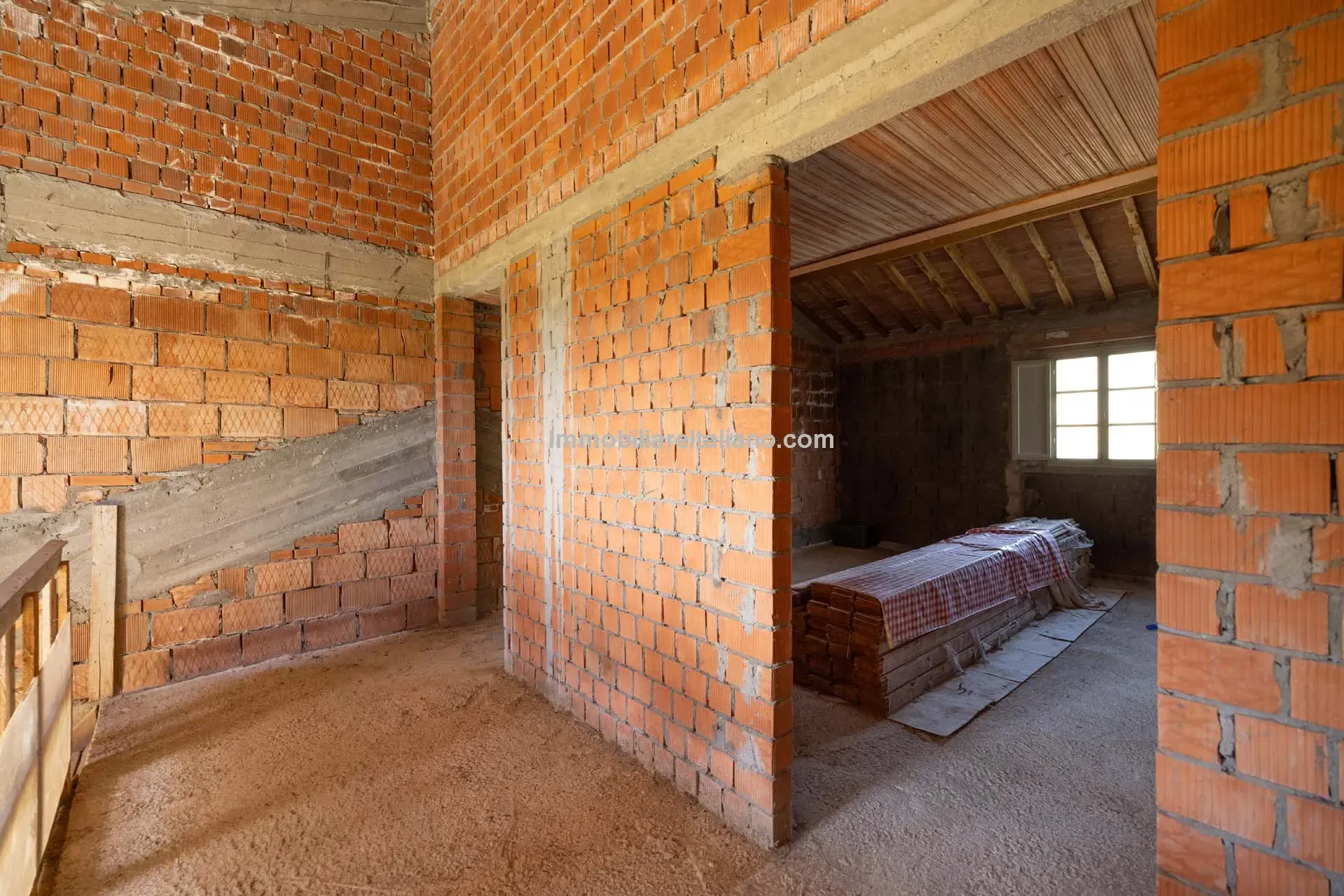 Expansive 5-Bedroom Country House with Gardens Near Vinci, Tuscany - View image 48 of 52
