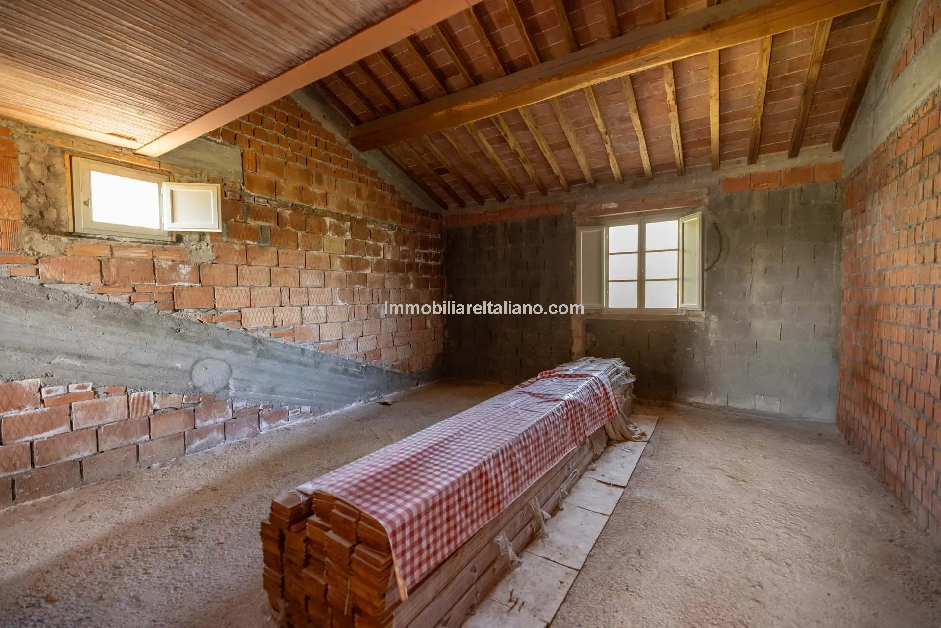 Expansive 5-Bedroom Country House with Gardens Near Vinci, Tuscany - View image 49 of 52