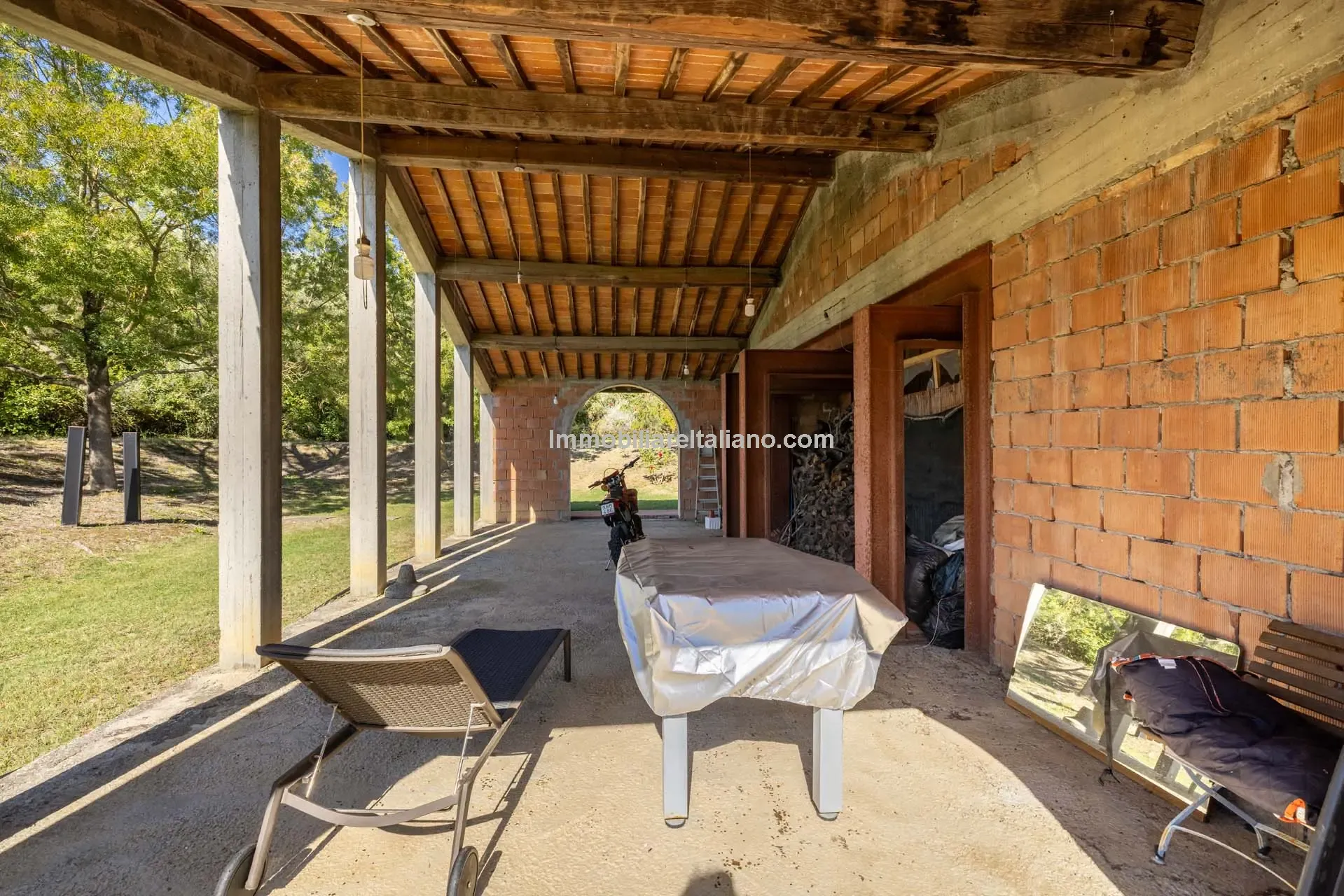 Expansive 5-Bedroom Country House with Gardens Near Vinci, Tuscany - View image 51 of 52