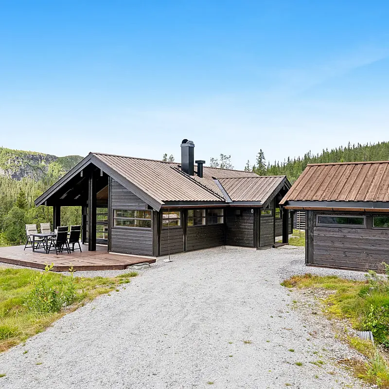Contemporary 3-Bedroom Country House with Expansive Garden in Eggedal, Norway