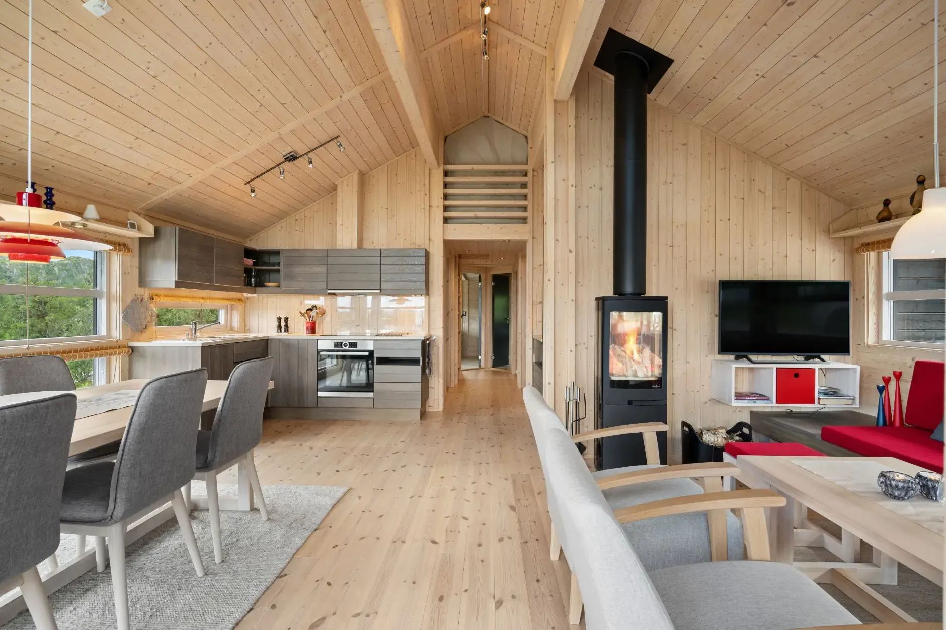 Contemporary 3-Bedroom Country House with Expansive Garden in Eggedal, Norway - Image 2