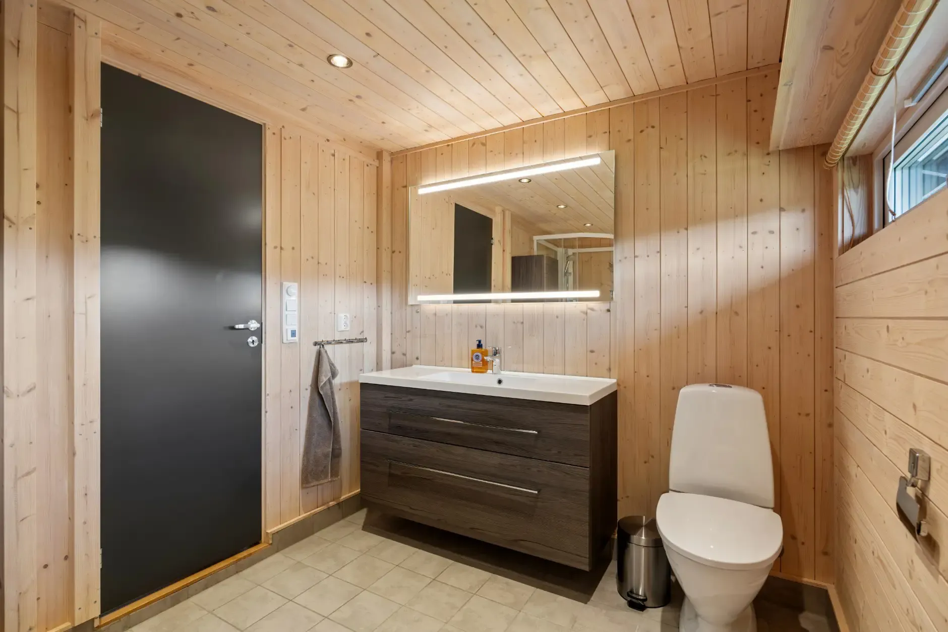 Contemporary 3-Bedroom Country House with Expansive Garden in Eggedal, Norway - View image 15 of 34