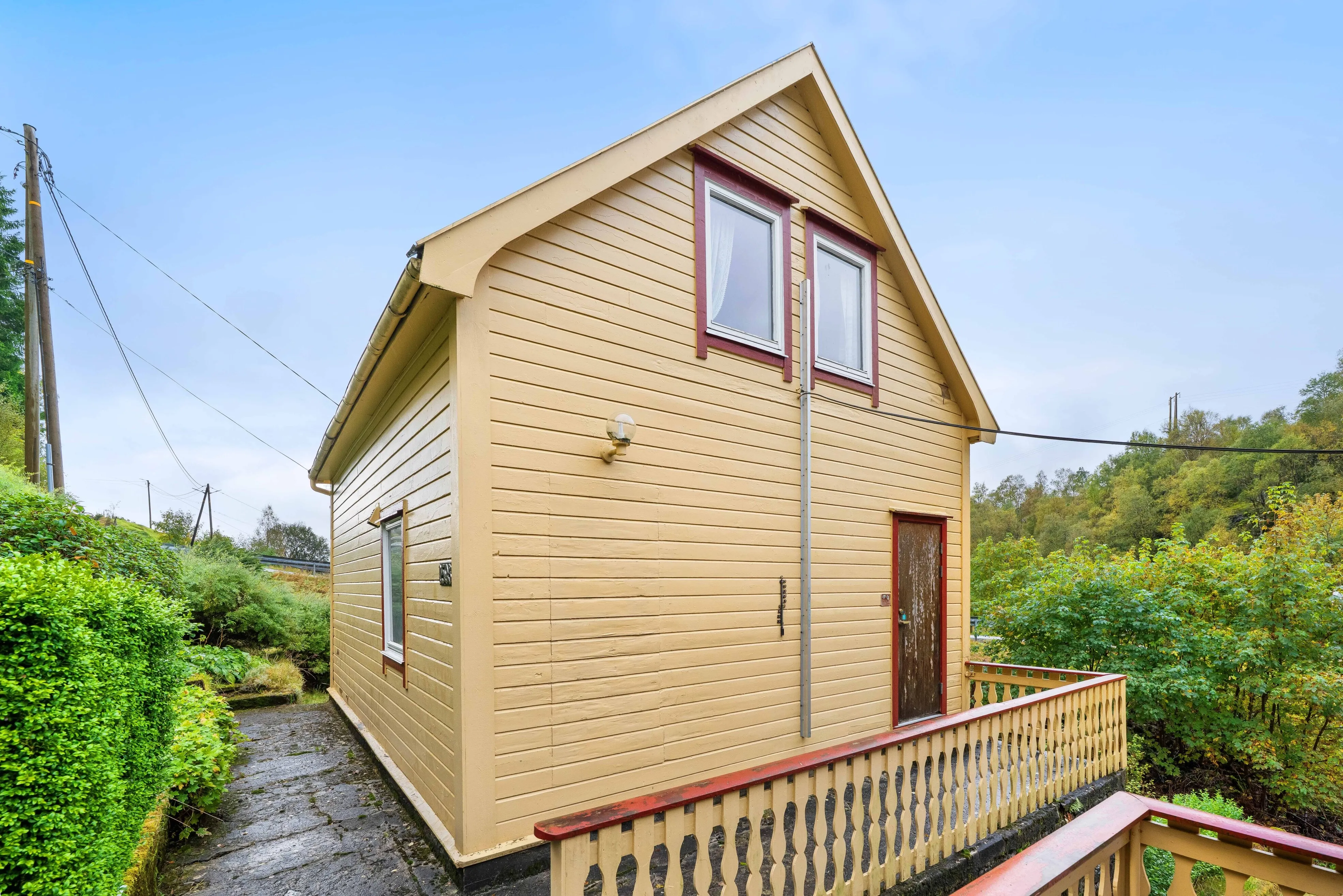 1936 Cabin in Dalsøyra with Restoration Potential and Wood Heating - Image 5