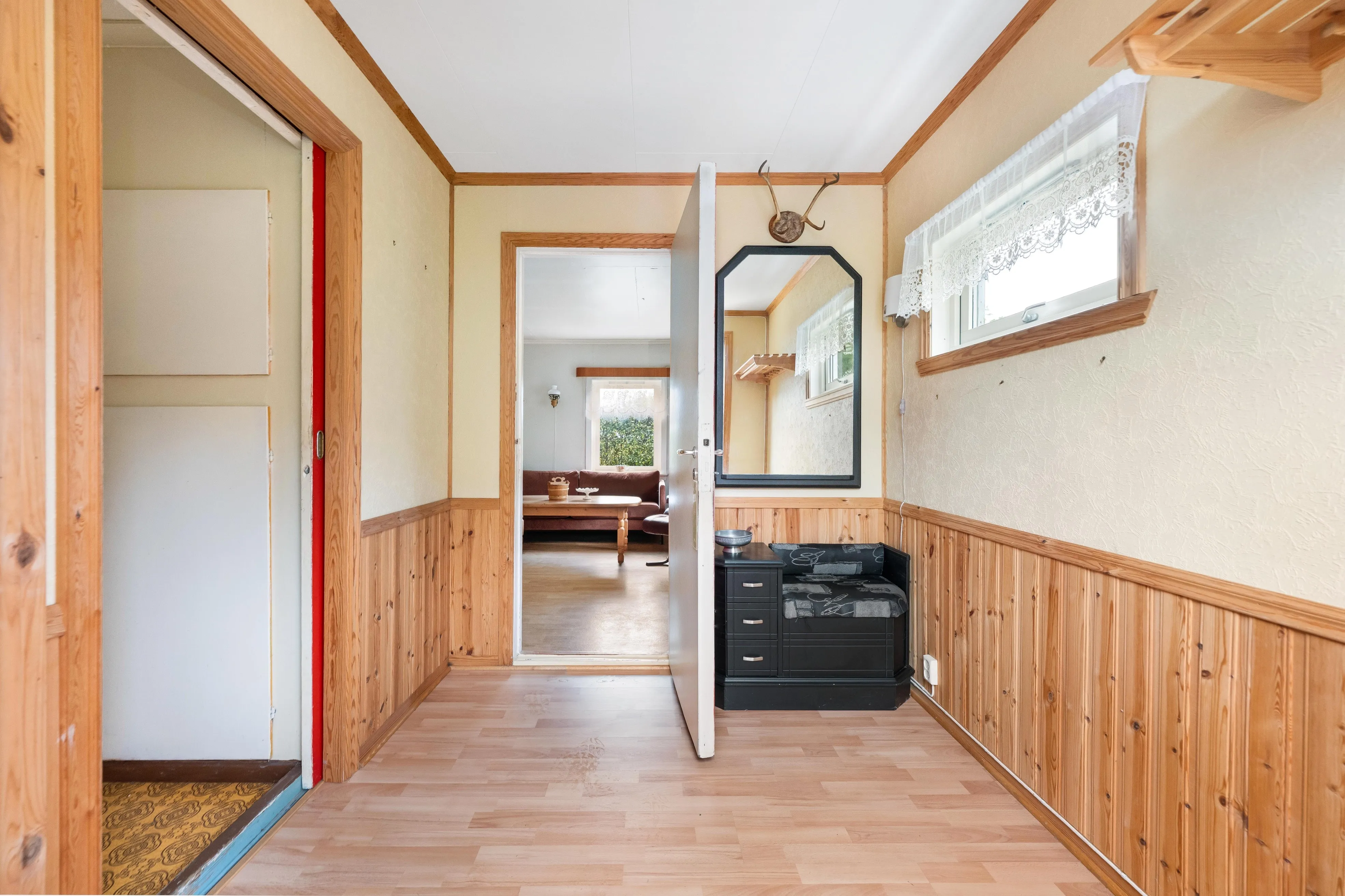 1936 Cabin in Dalsøyra with Restoration Potential and Wood Heating - View image 8 of 38