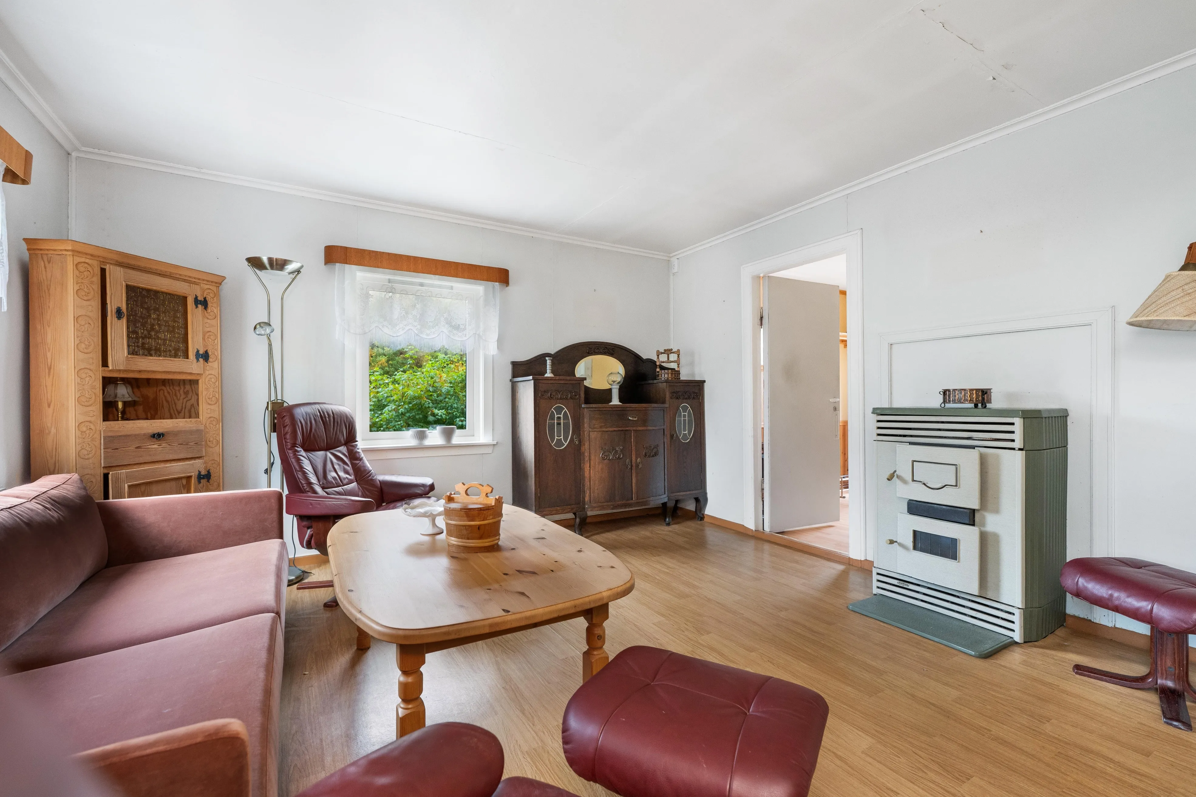 1936 Cabin in Dalsøyra with Restoration Potential and Wood Heating - View image 9 of 38