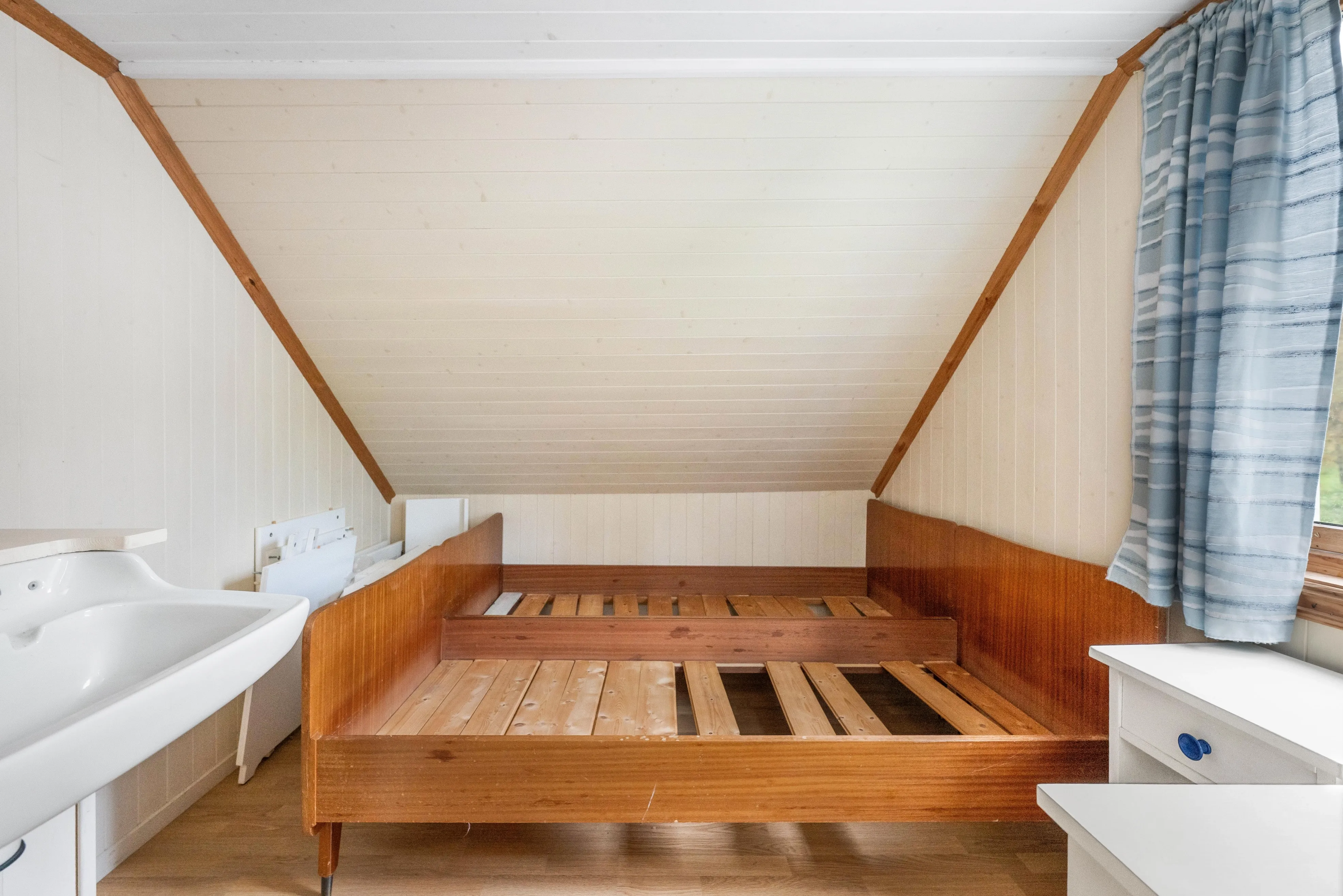 1936 Cabin in Dalsøyra with Restoration Potential and Wood Heating - View image 23 of 38