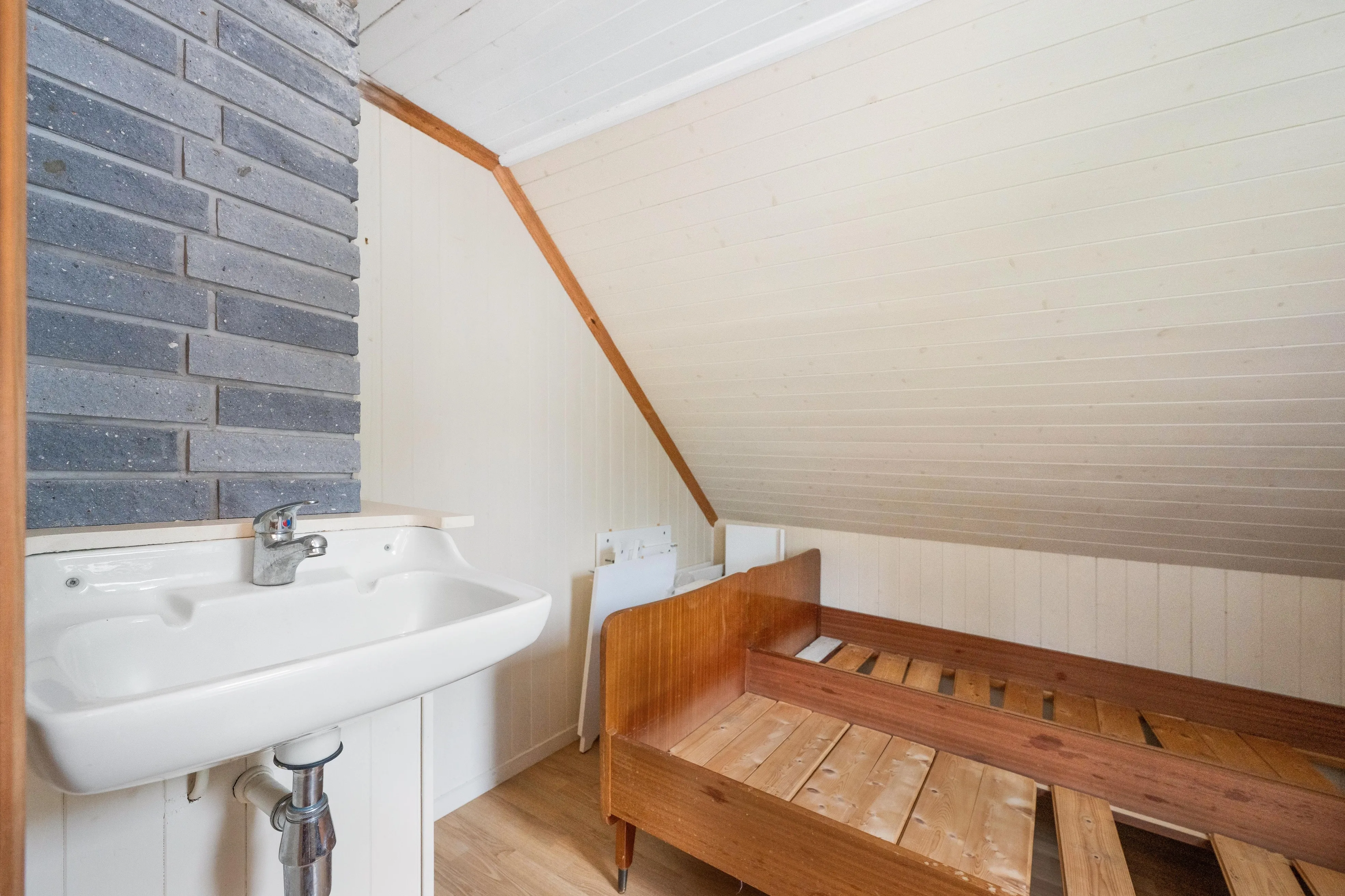 1936 Cabin in Dalsøyra with Restoration Potential and Wood Heating - View image 24 of 38
