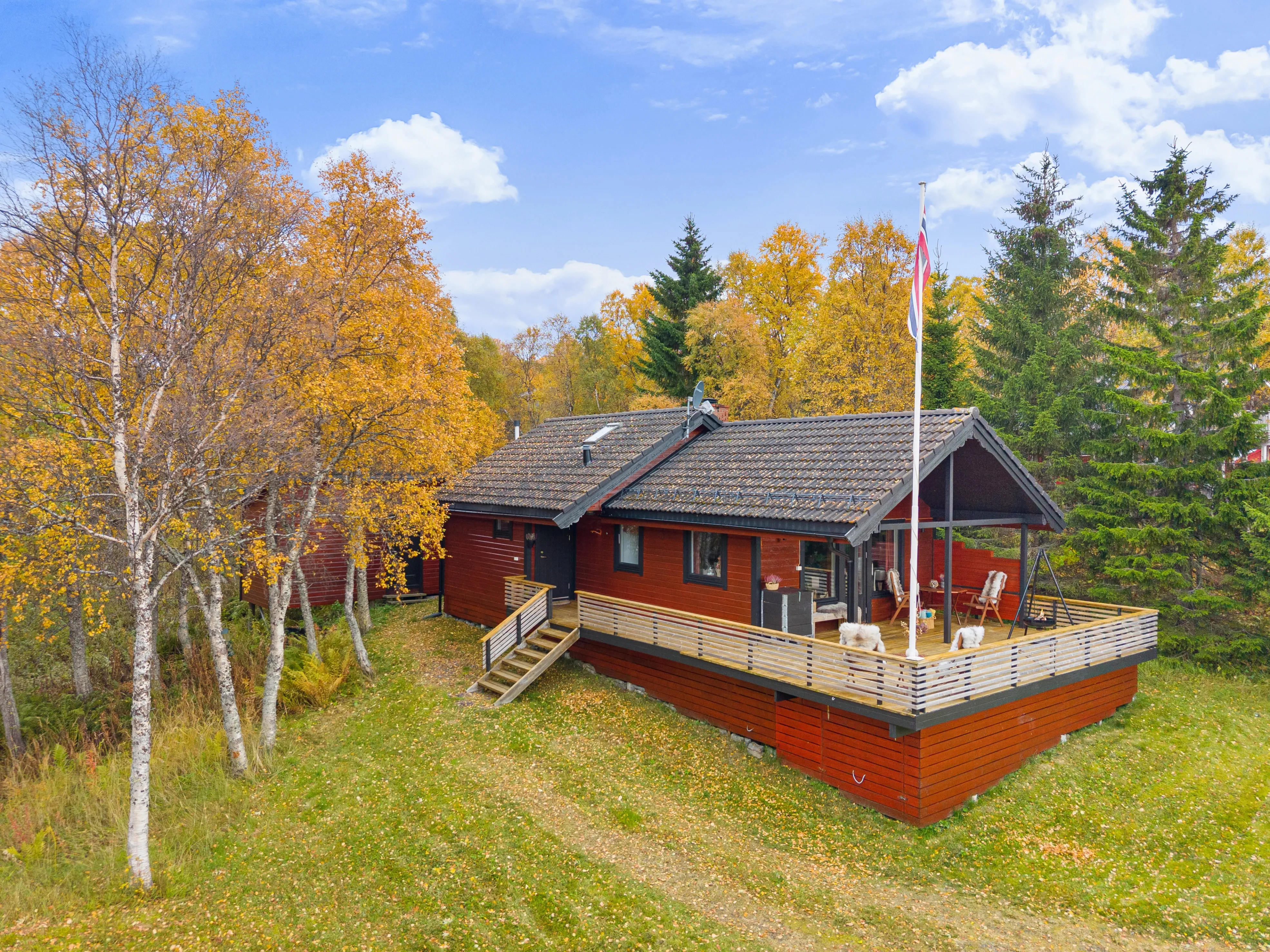 1990s Lakeside Cabin in Troms with Terrace and Parking - Image 1