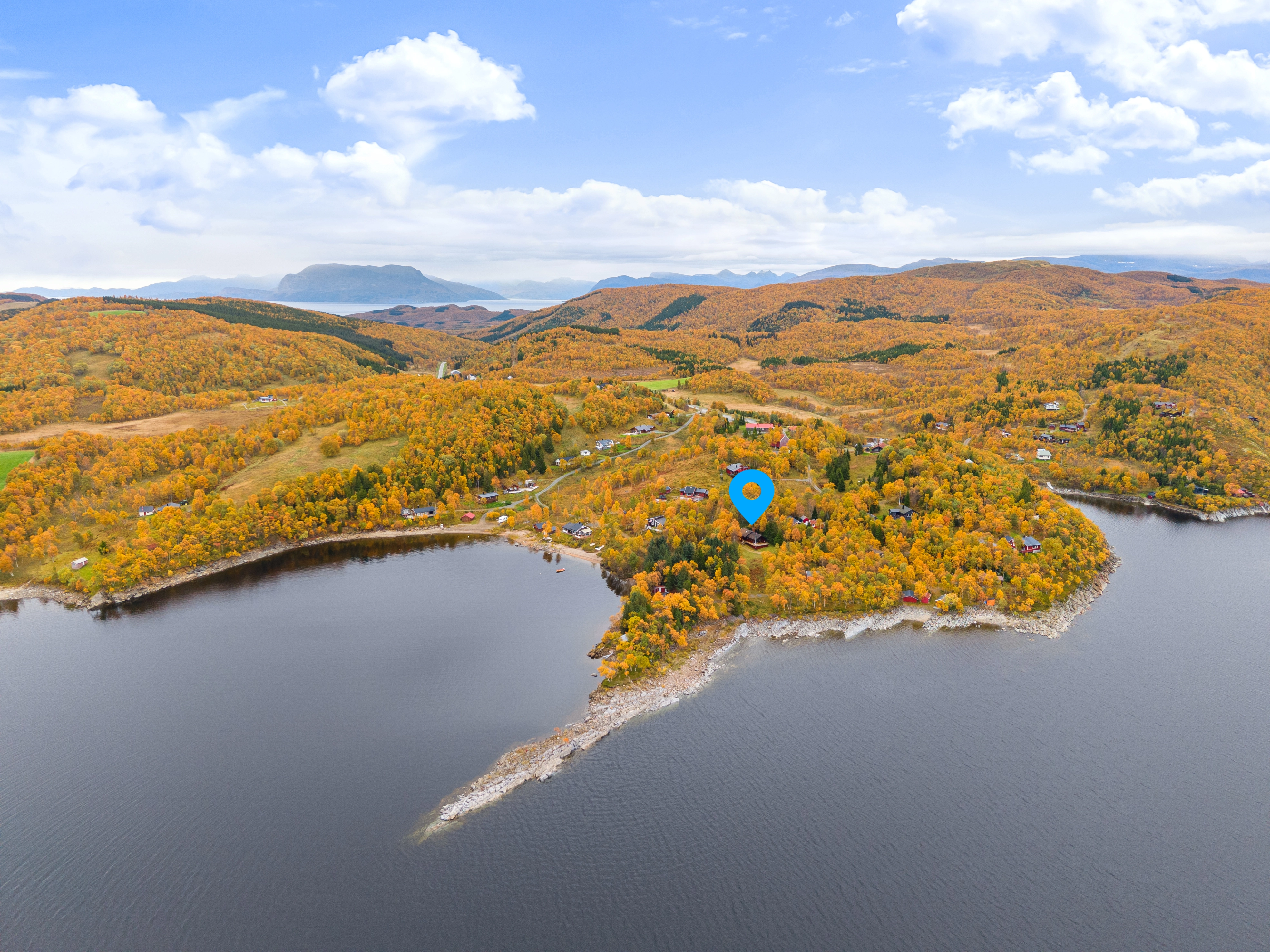 1990s Lakeside Cabin in Troms with Terrace and Parking - Image 2