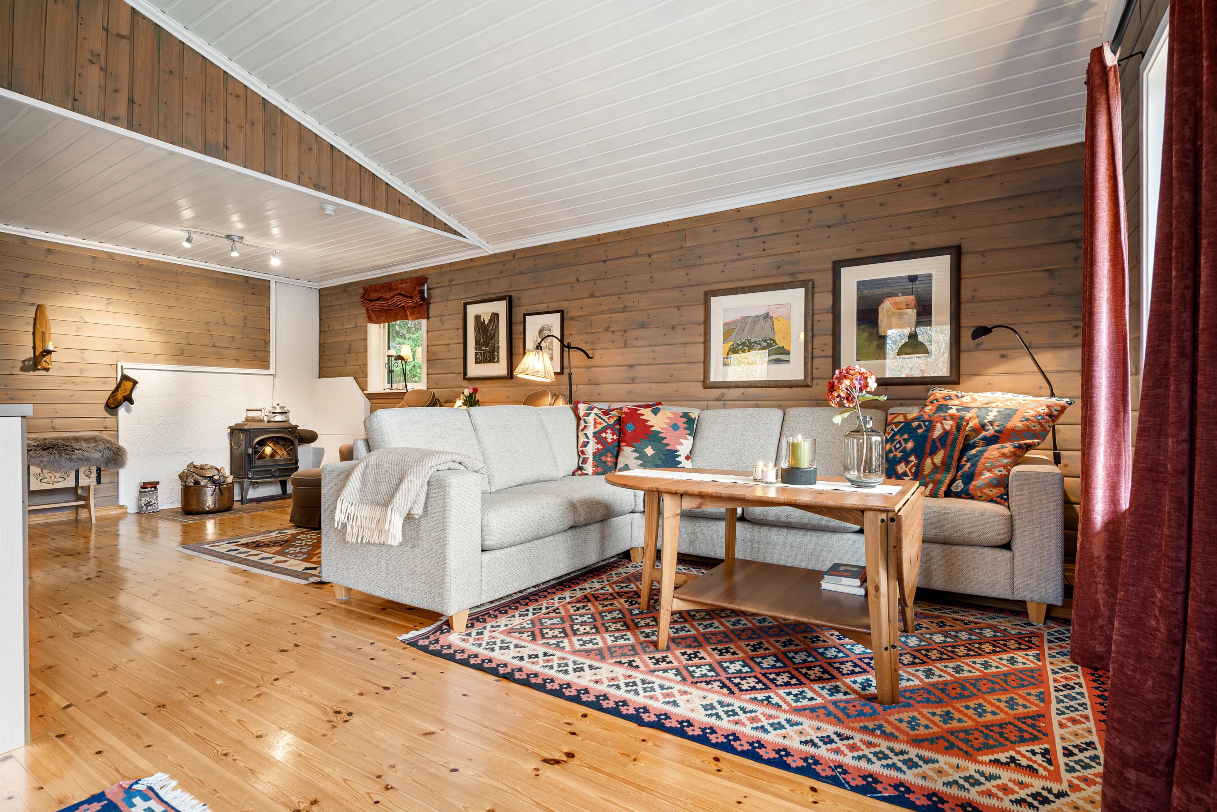 1990s Lakeside Cabin in Troms with Terrace and Parking - Image 4