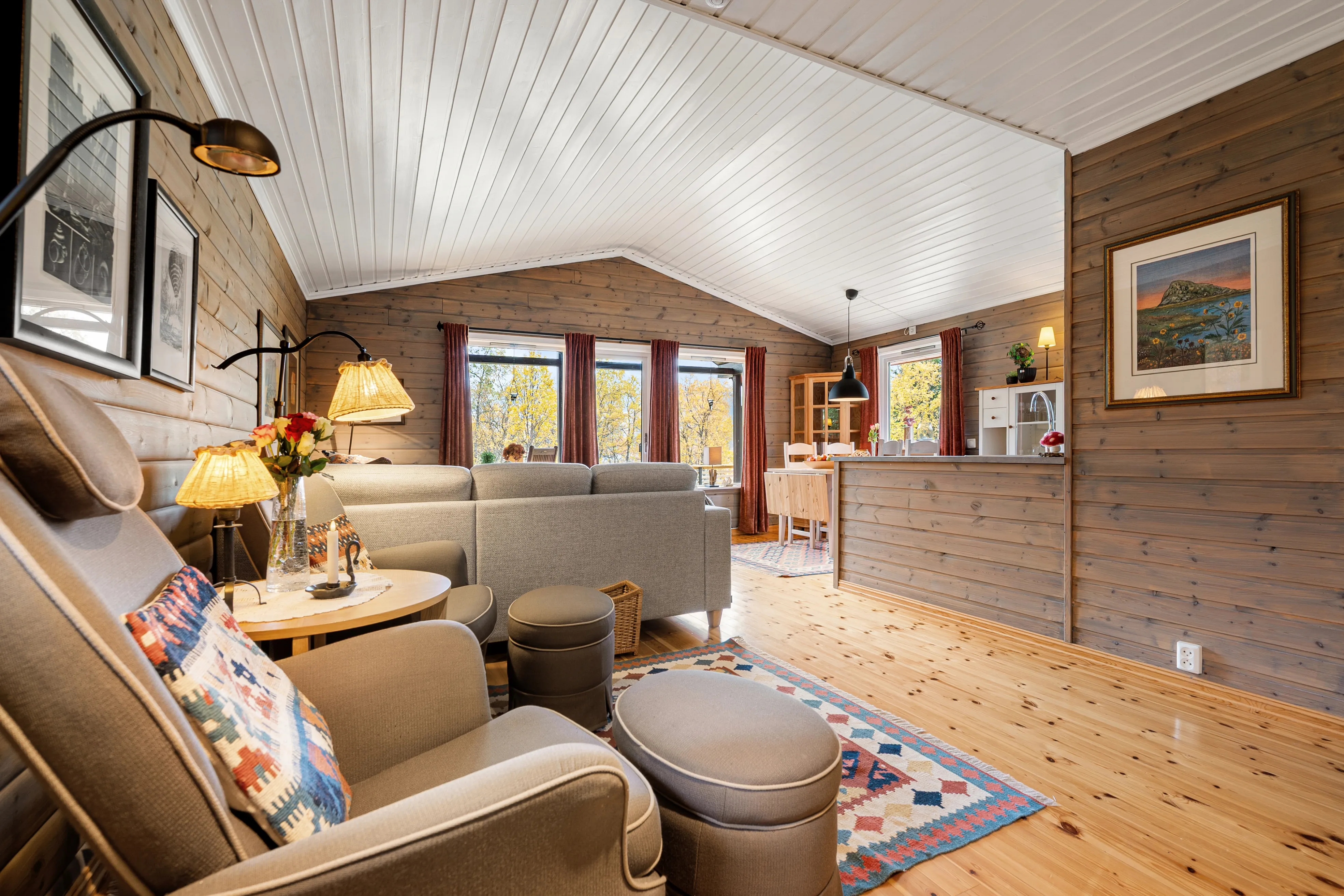 1990s Lakeside Cabin in Troms with Terrace and Parking - Image 5