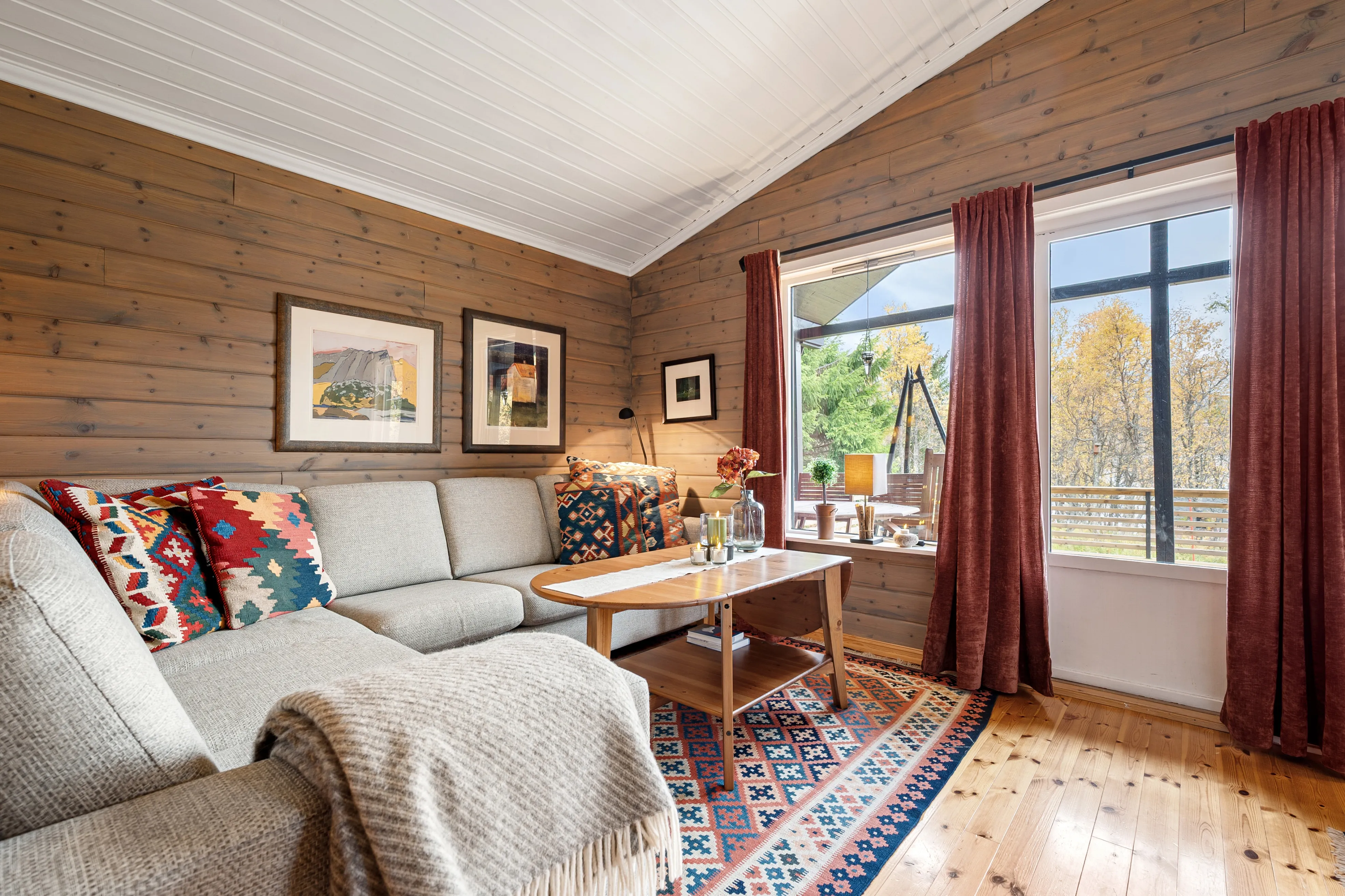 1990s Lakeside Cabin in Troms with Terrace and Parking - View image 10 of 46