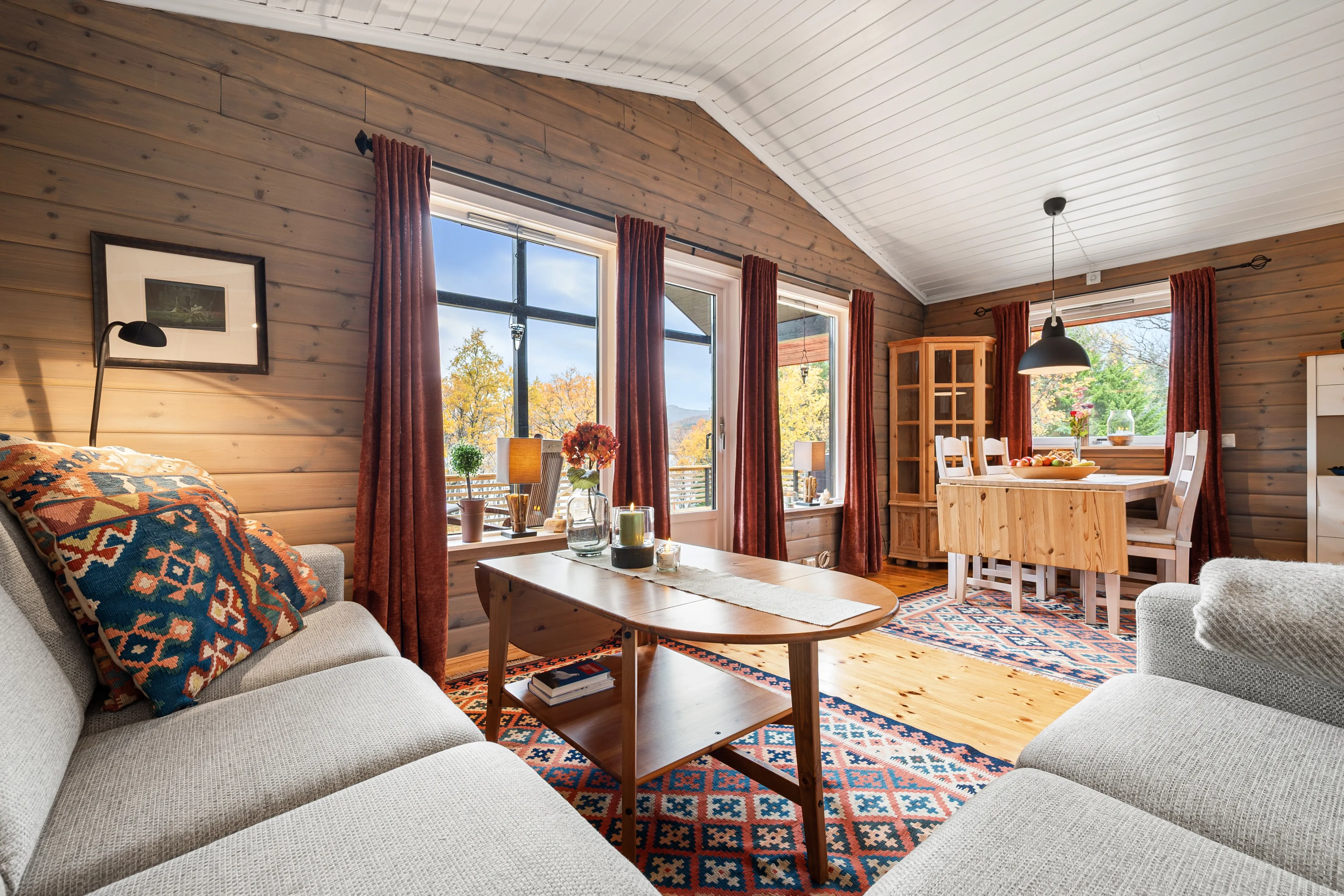 1990s Lakeside Cabin in Troms with Terrace and Parking - View image 12 of 46