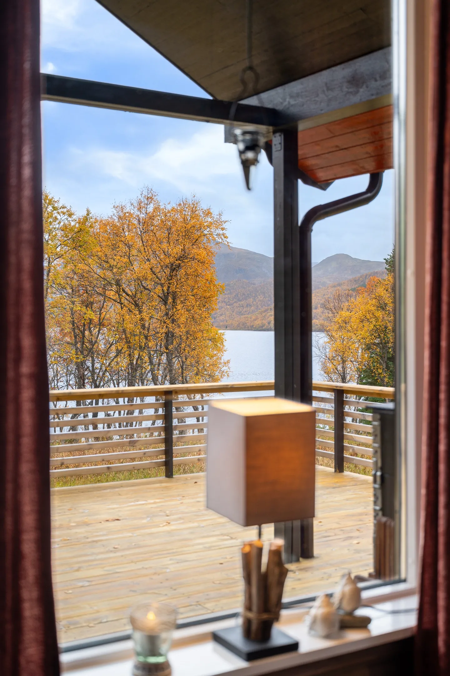 1990s Lakeside Cabin in Troms with Terrace and Parking - View image 13 of 46