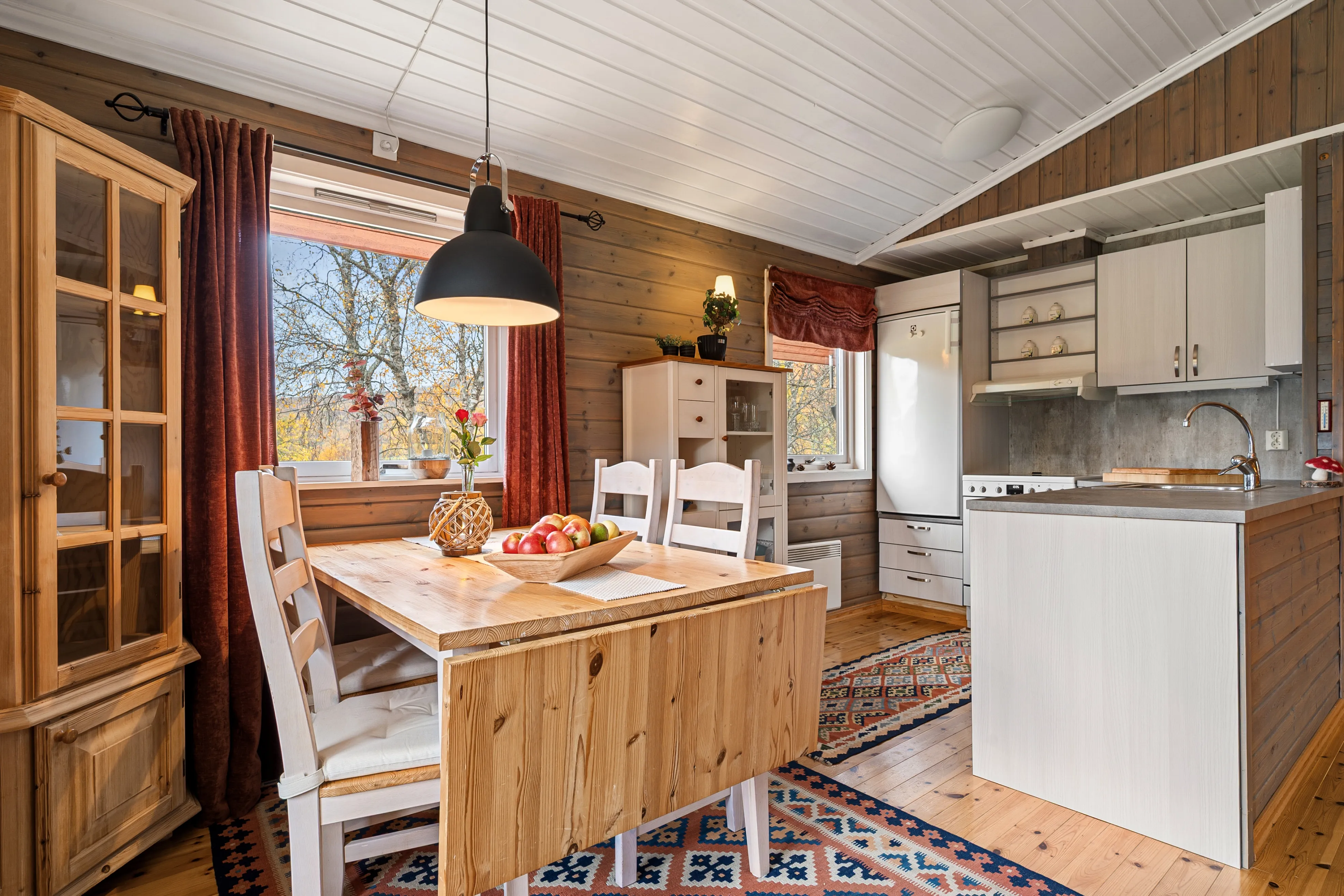 1990s Lakeside Cabin in Troms with Terrace and Parking - View image 15 of 46