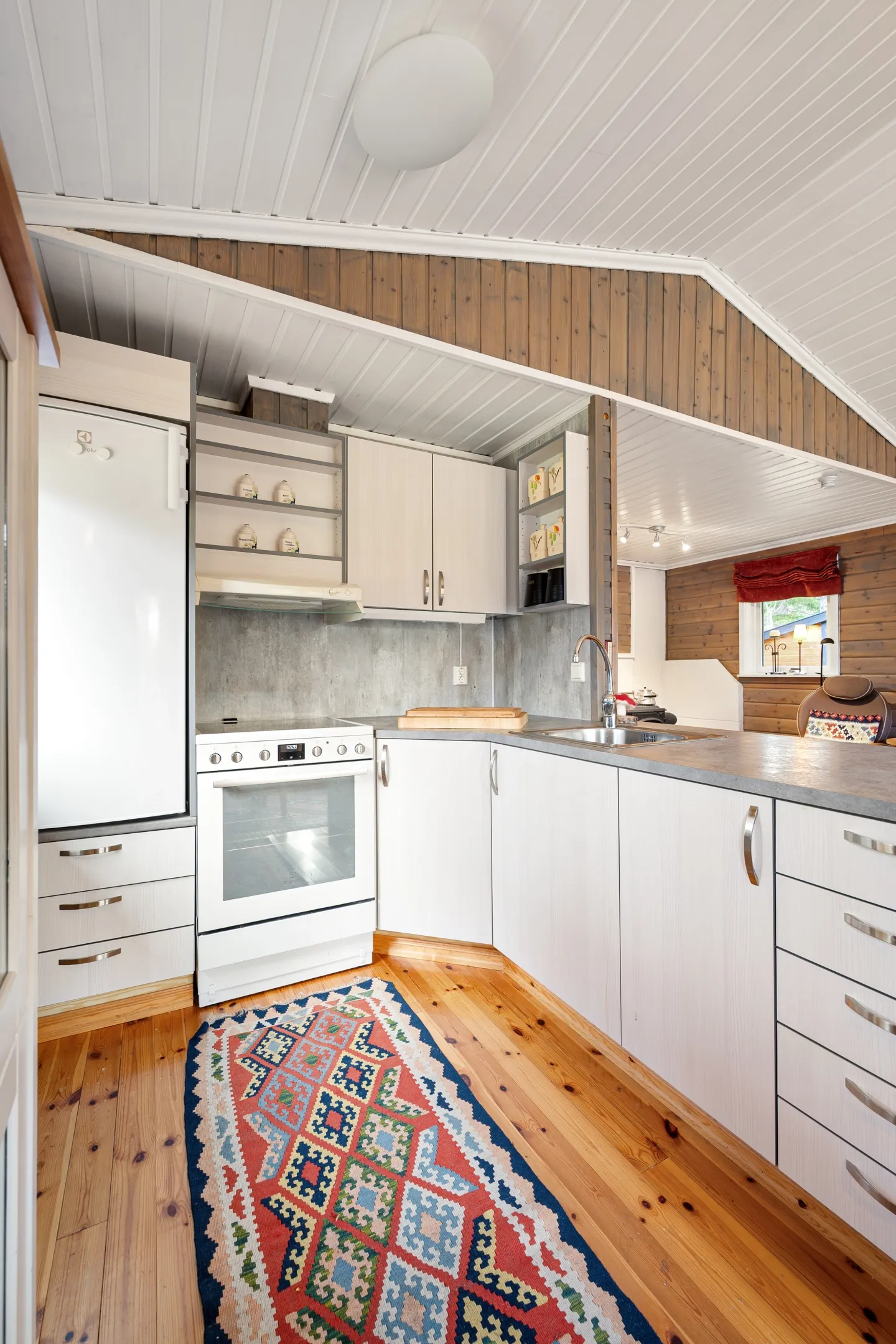1990s Lakeside Cabin in Troms with Terrace and Parking - View image 16 of 46