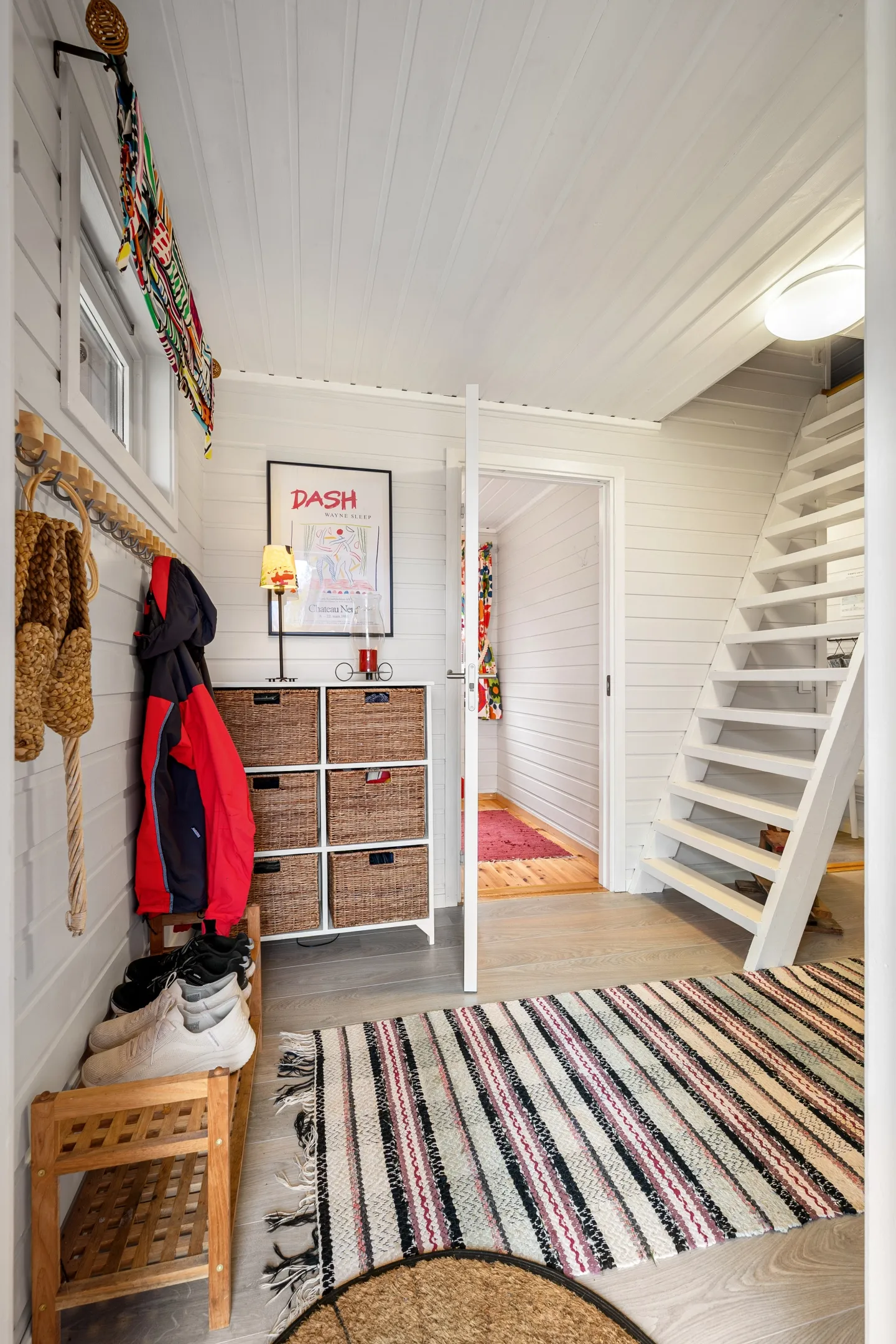 1990s Lakeside Cabin in Troms with Terrace and Parking - View image 23 of 46