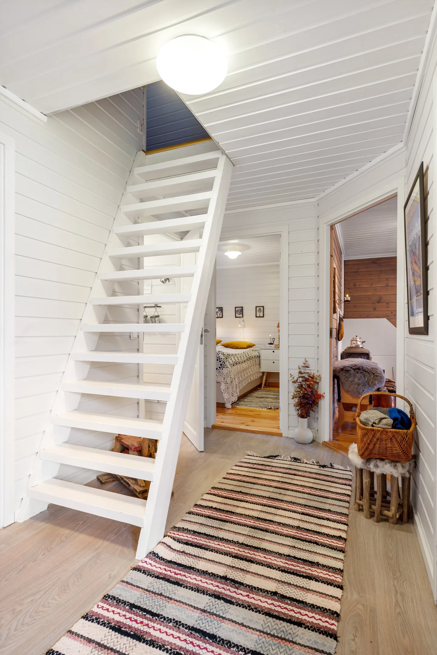 1990s Lakeside Cabin in Troms with Terrace and Parking - View image 24 of 46