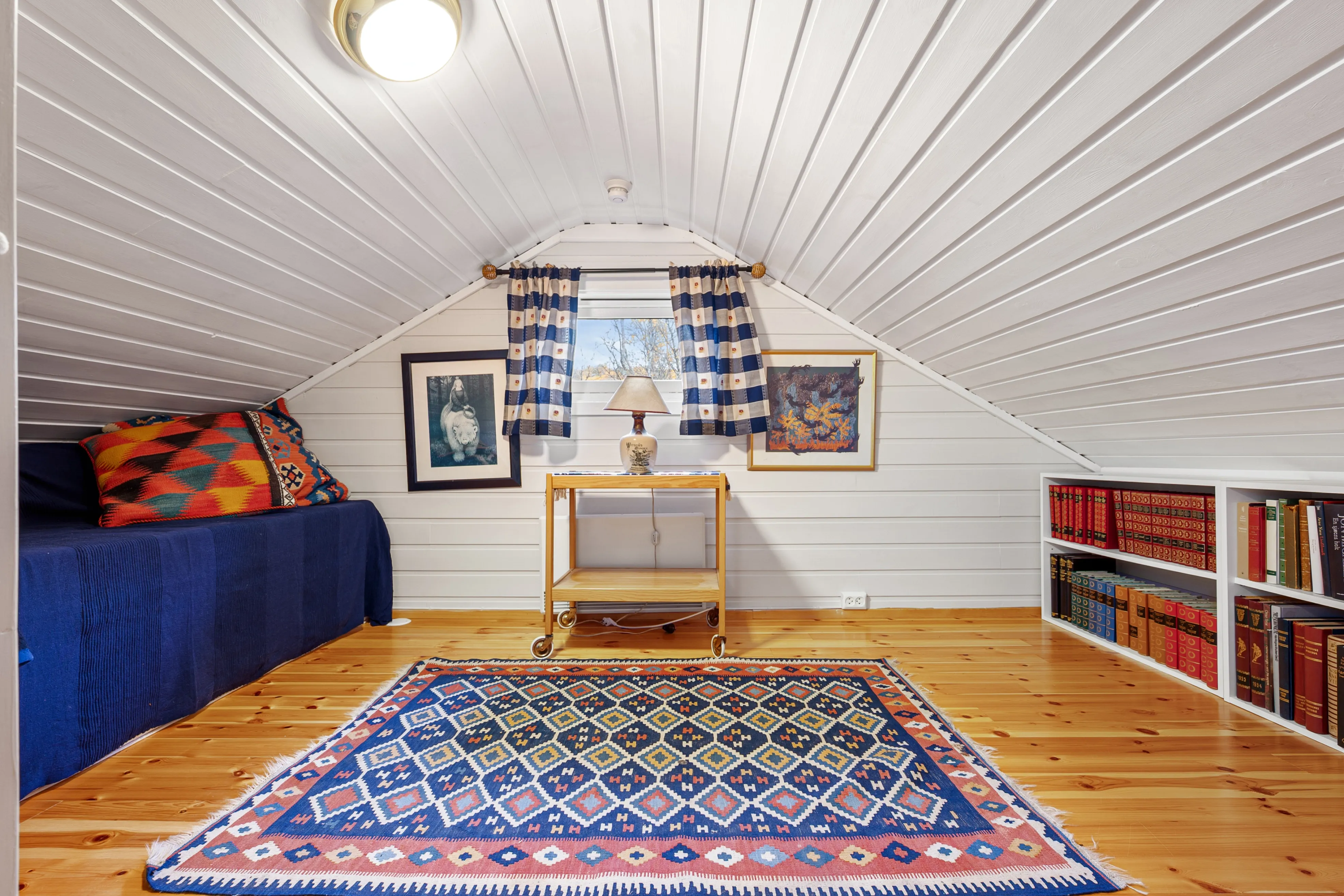 1990s Lakeside Cabin in Troms with Terrace and Parking - View image 25 of 46