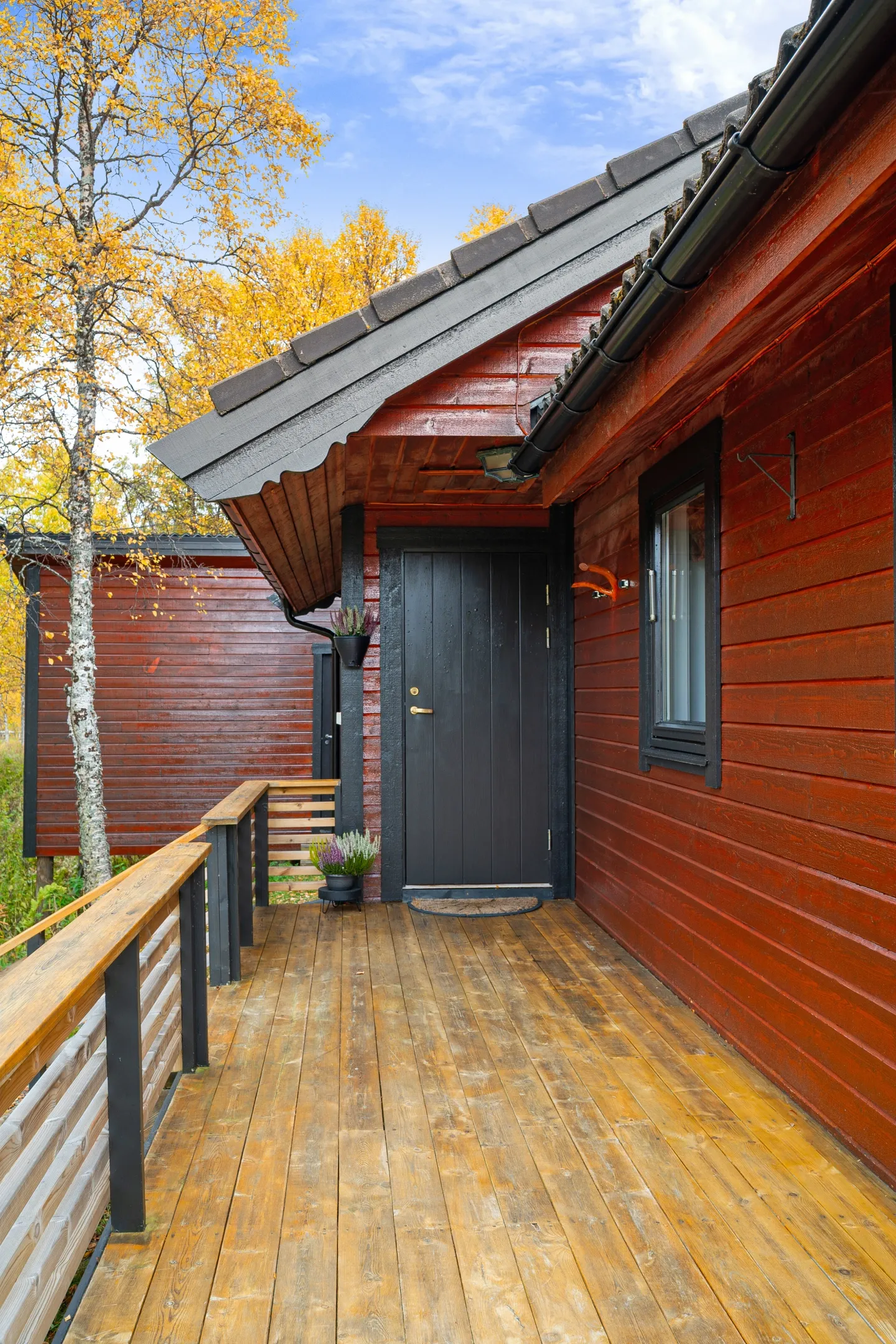 1990s Lakeside Cabin in Troms with Terrace and Parking - View image 35 of 46