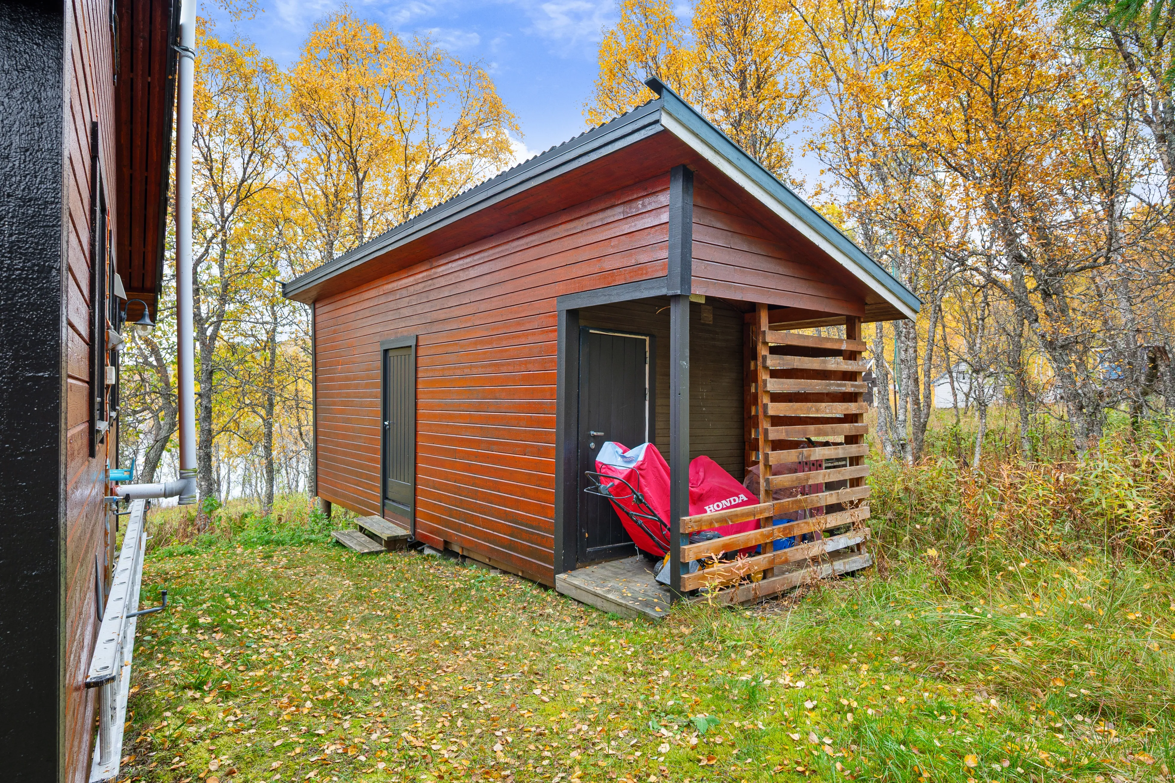 1990s Lakeside Cabin in Troms with Terrace and Parking - View image 39 of 46