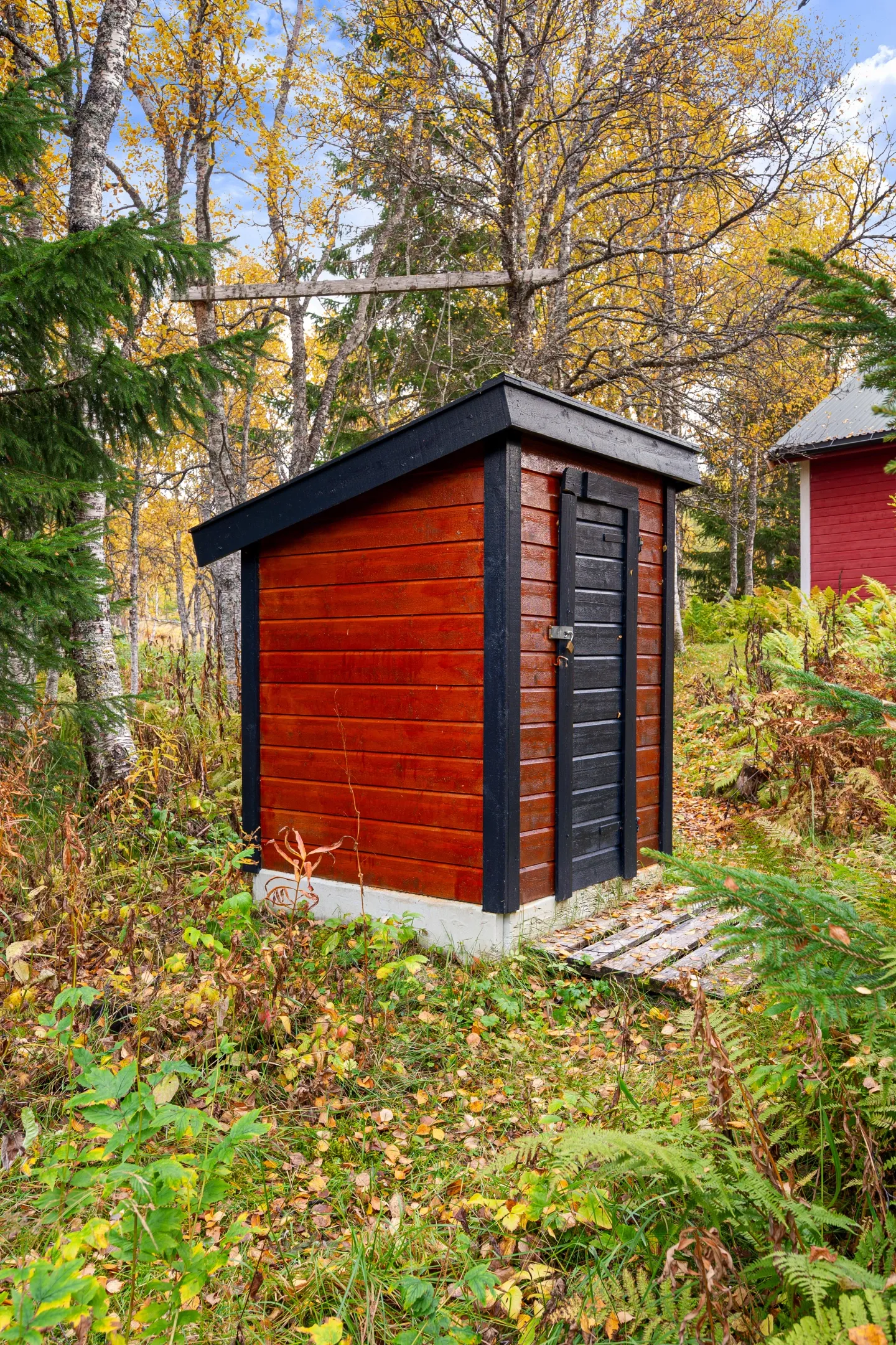 1990s Lakeside Cabin in Troms with Terrace and Parking - View image 41 of 46