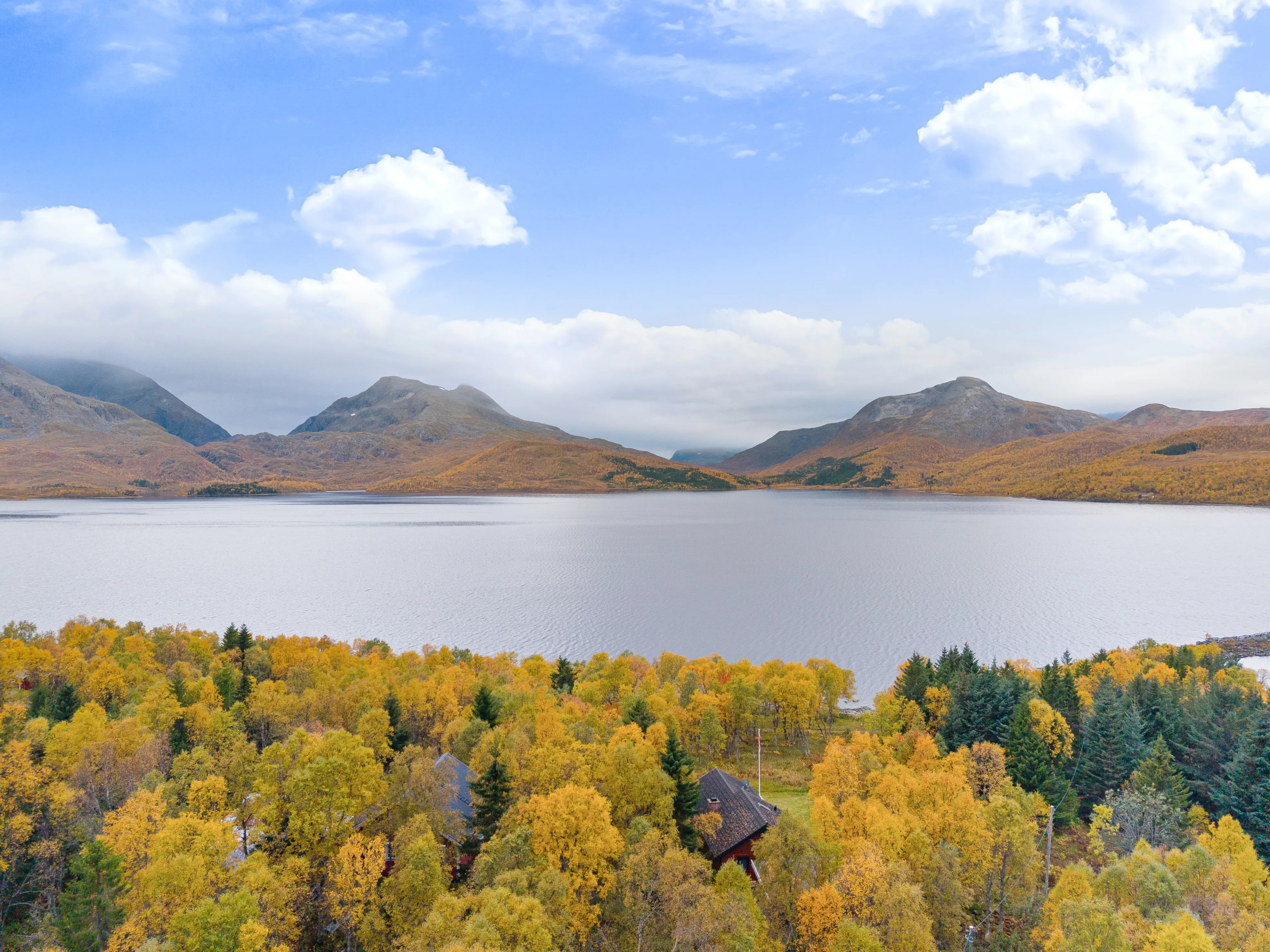 1990s Lakeside Cabin in Troms with Terrace and Parking - View image 43 of 46