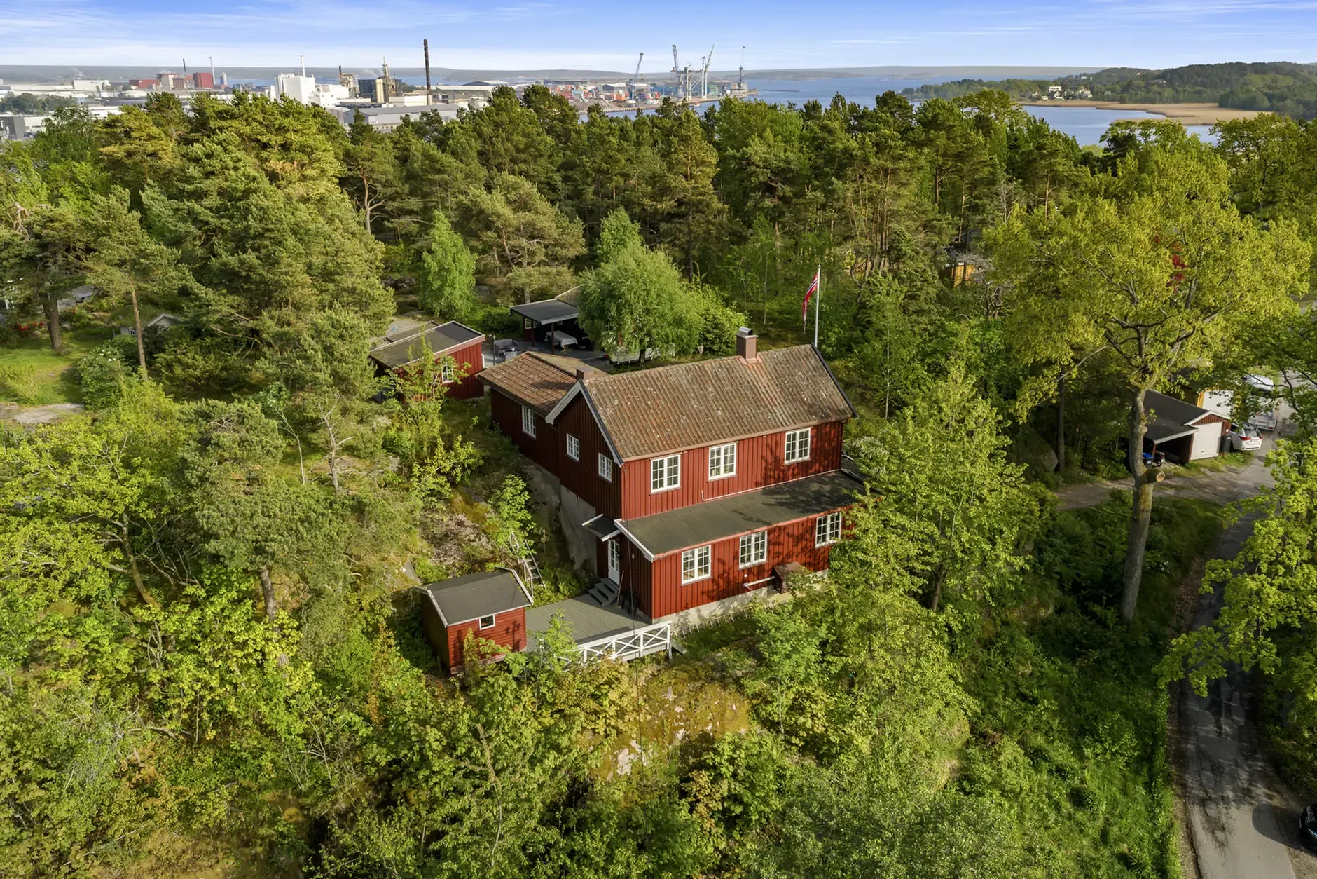 1950s Fredrikstad House with Expansive Garden and Terrace - Image 1