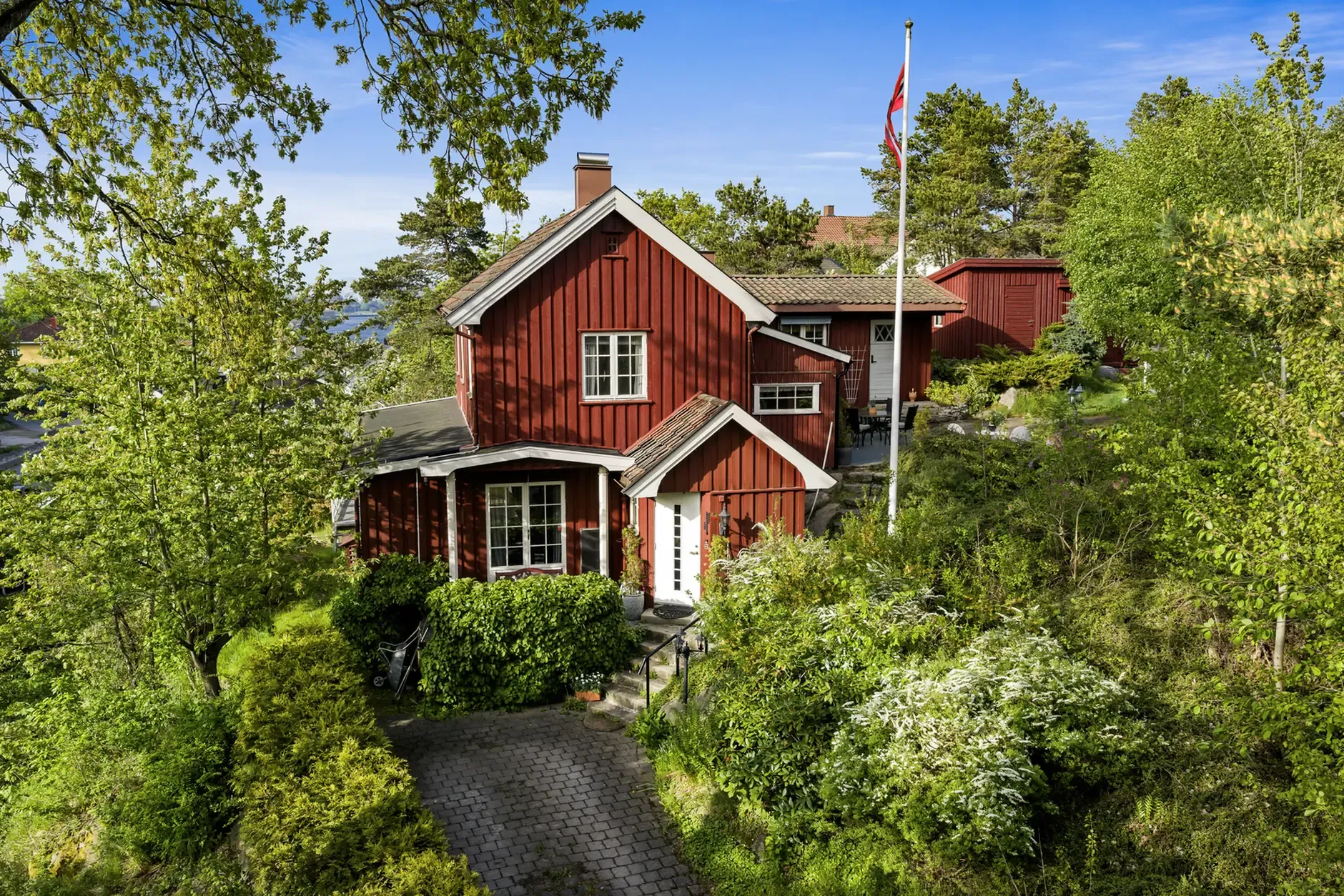 1950s Fredrikstad House with Expansive Garden and Terrace - Image 2
