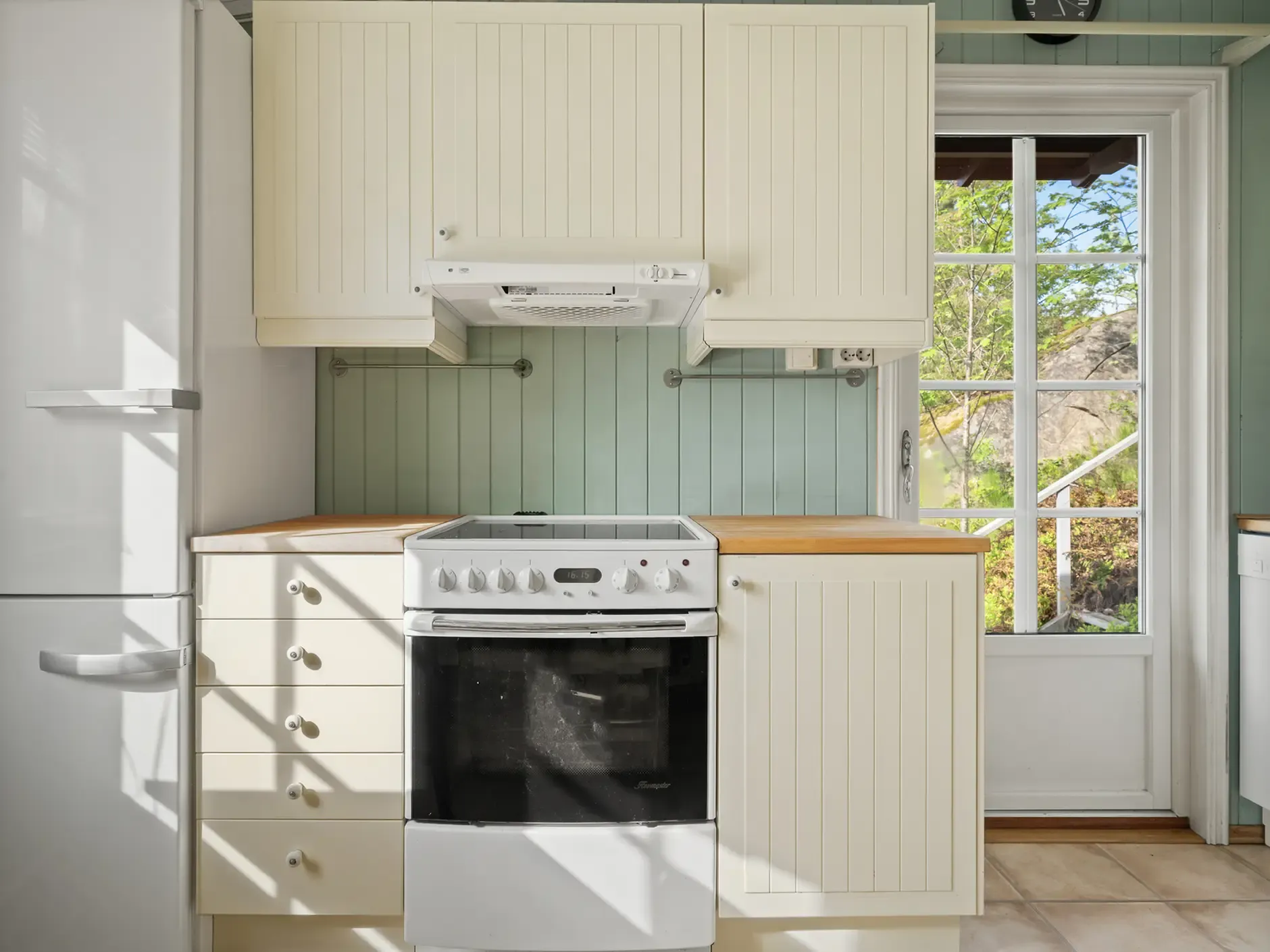 1950s Fredrikstad House with Expansive Garden and Terrace - View image 14 of 51