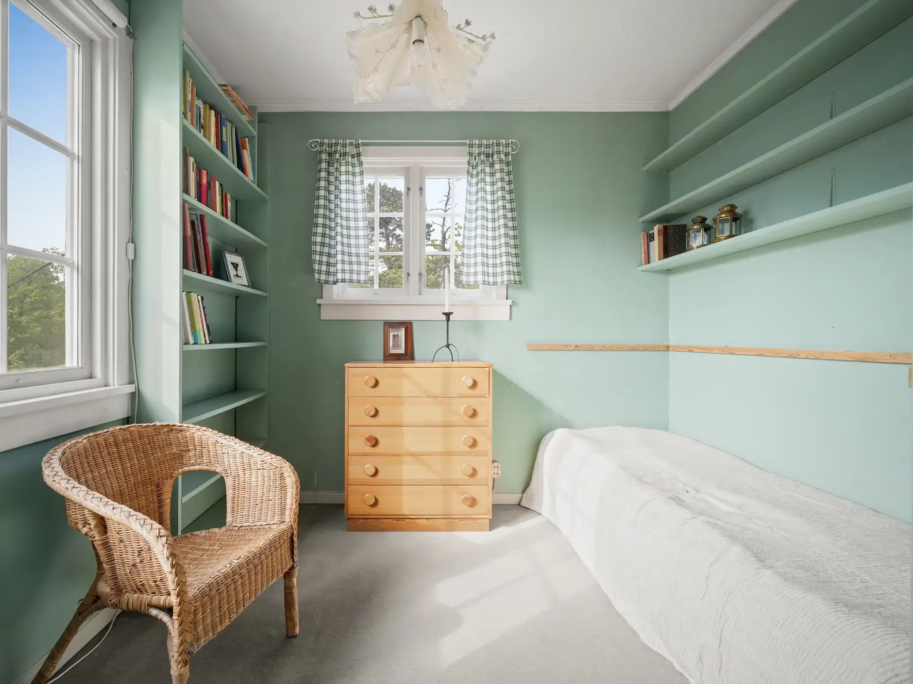 1950s Fredrikstad House with Expansive Garden and Terrace - View image 30 of 51