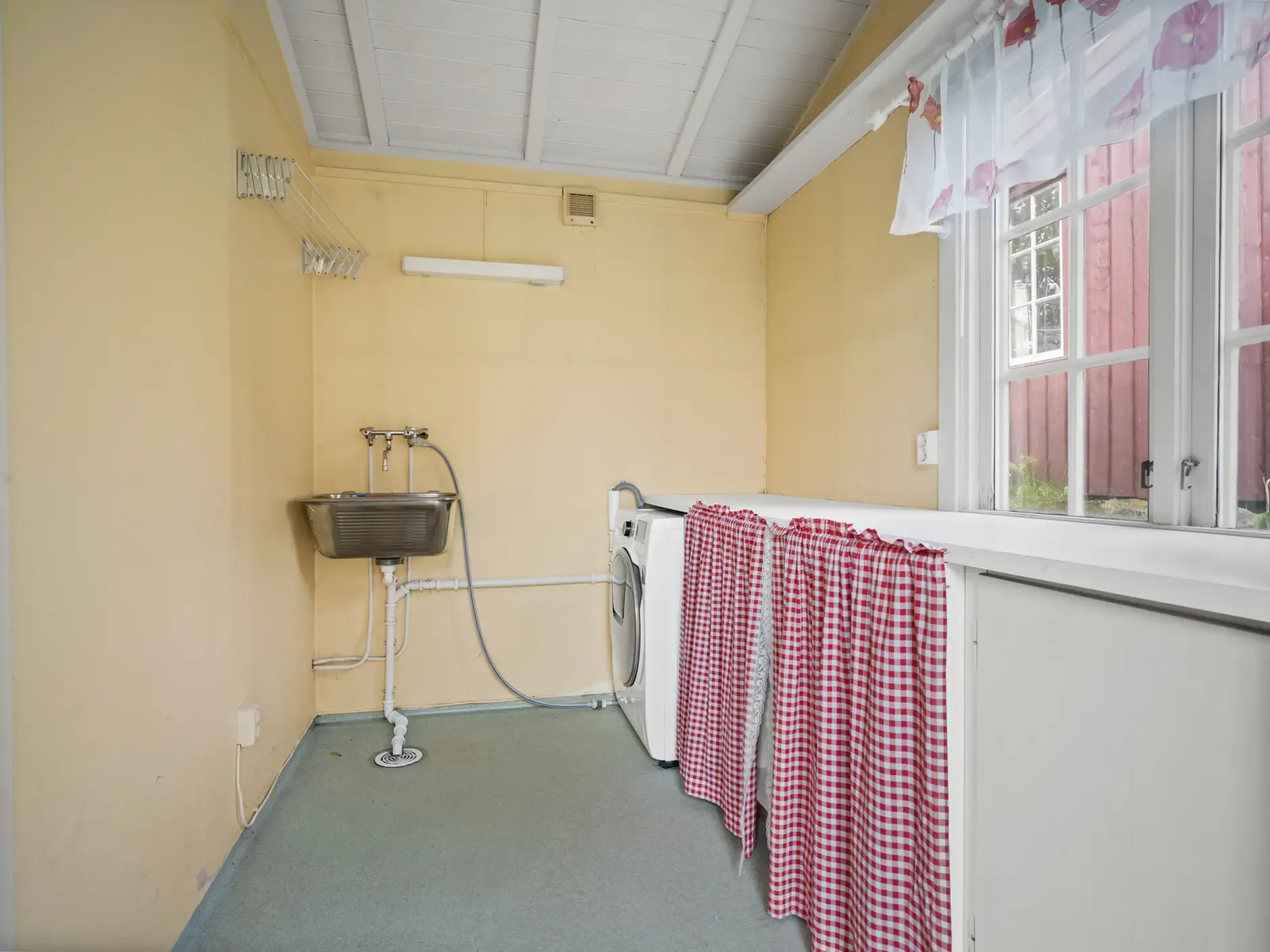 1950s Fredrikstad House with Expansive Garden and Terrace - View image 34 of 51