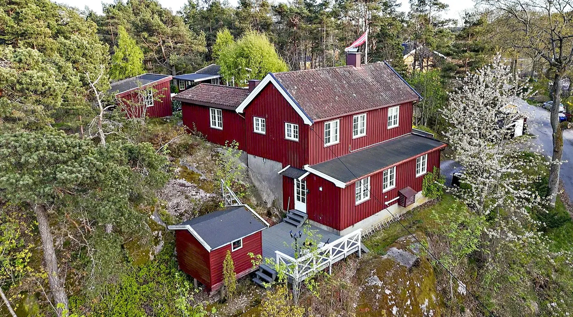1950s Fredrikstad House with Expansive Garden and Terrace - View image 36 of 51