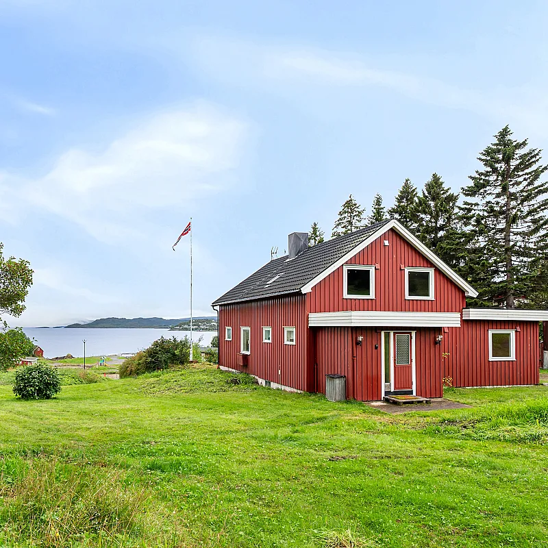 1910 Harstad House with Sea Views, Modern Kitchen and Spacious Grounds