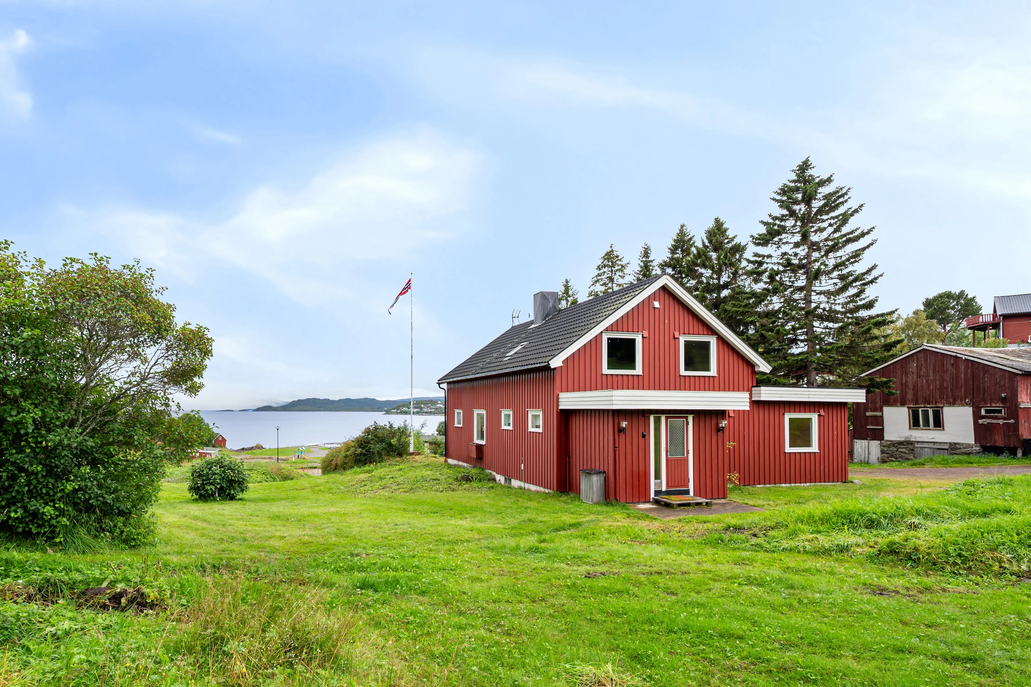 1910 Harstad House with Sea Views, Modern Kitchen and Spacious Grounds - Image 1