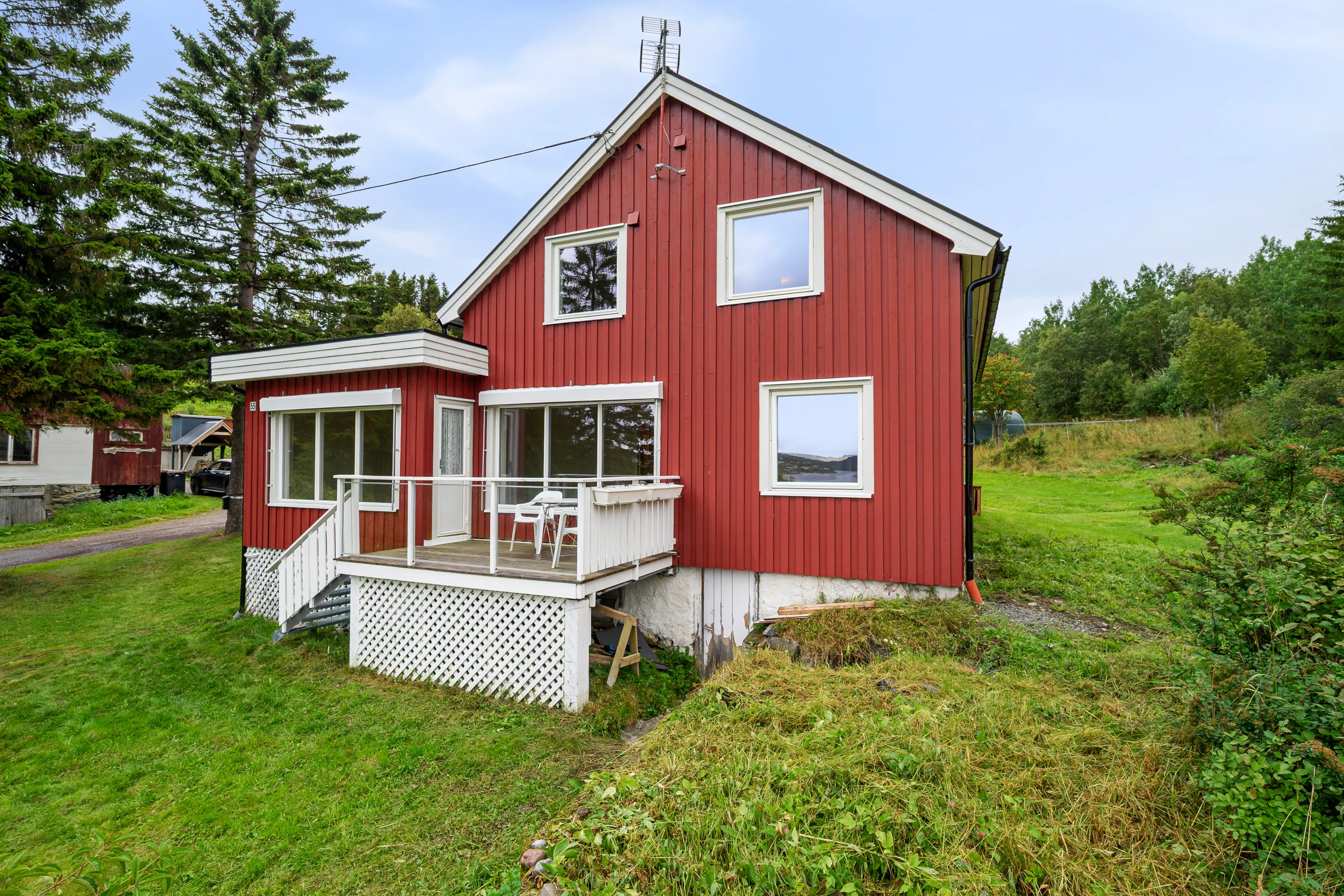 1910 Harstad House with Sea Views, Modern Kitchen and Spacious Grounds - Image 4