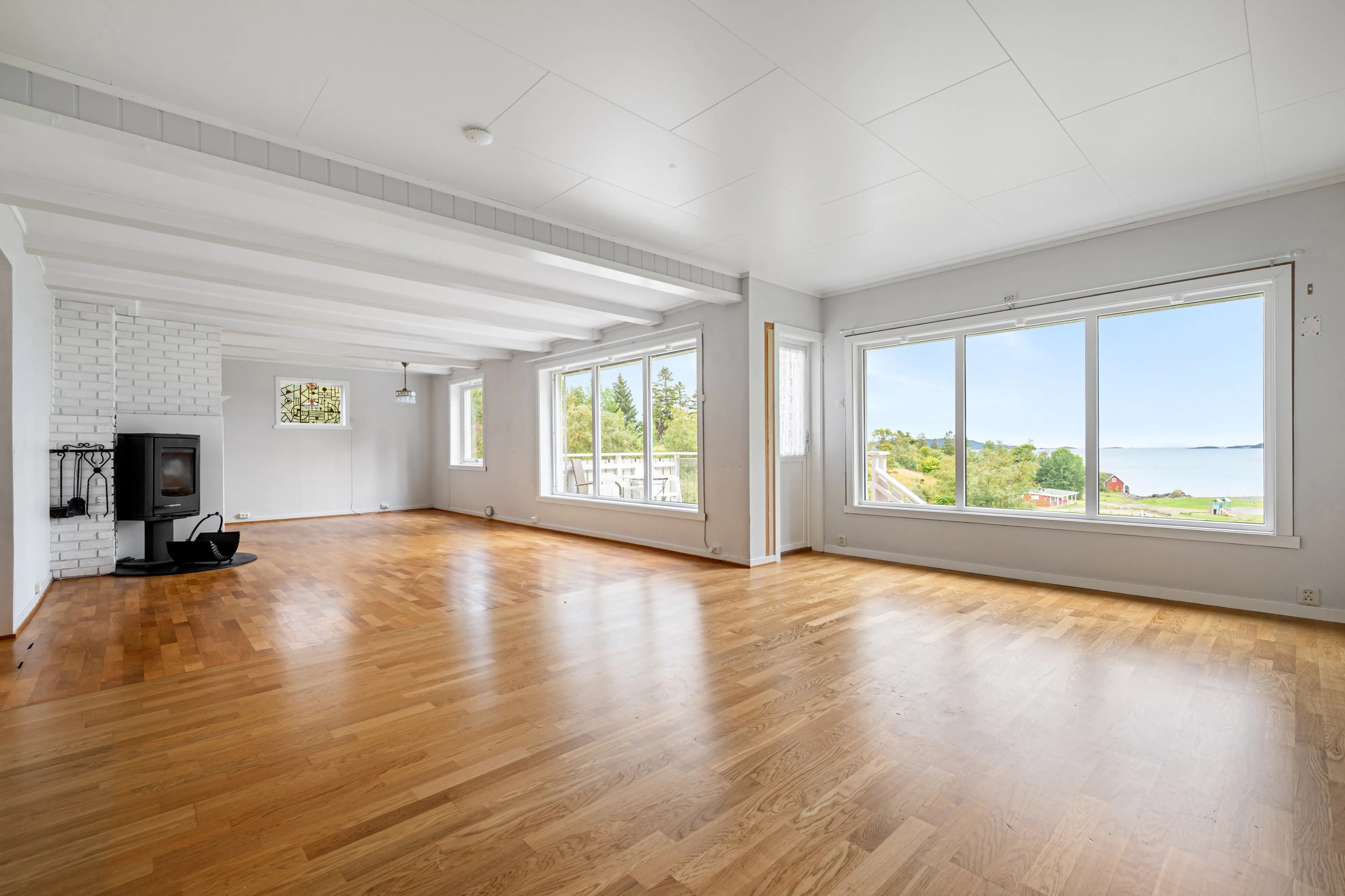 1910 Harstad House with Sea Views, Modern Kitchen and Spacious Grounds - Image 5