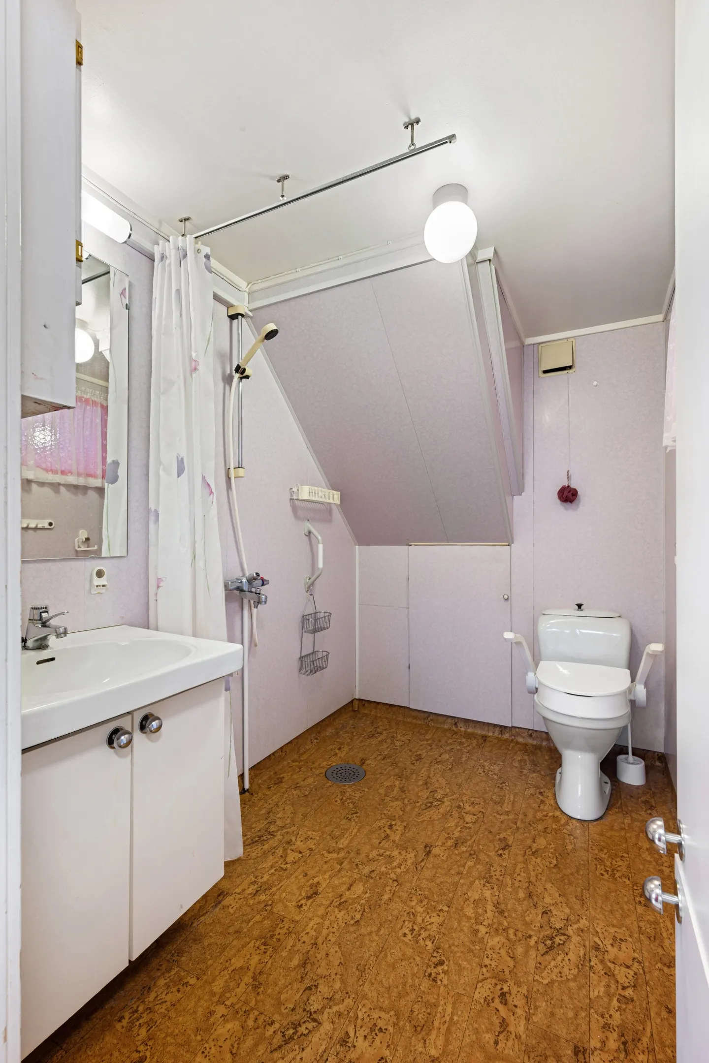 1910 Harstad House with Sea Views, Modern Kitchen and Spacious Grounds - View image 19 of 44