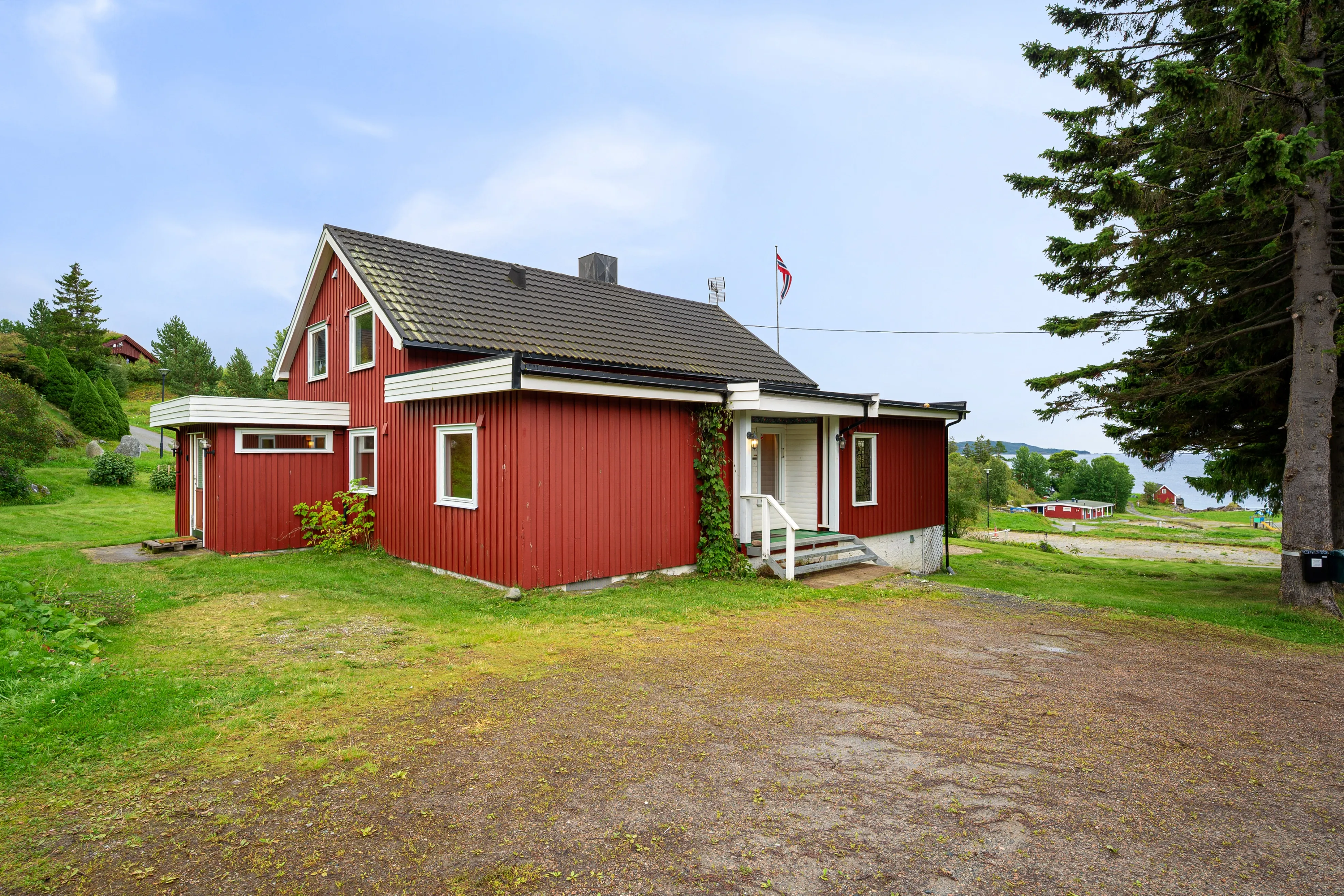 1910 Harstad House with Sea Views, Modern Kitchen and Spacious Grounds - View image 38 of 44