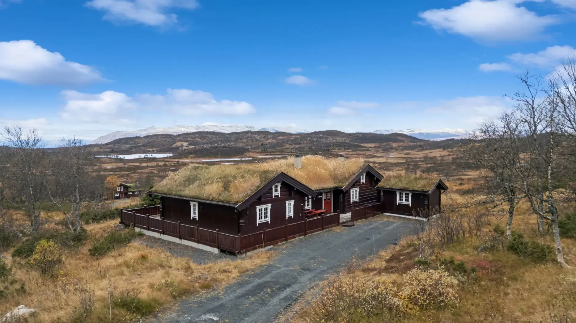 Spacious 4-Bedroom Country House with Expansive Lot in Norway's Telemark Region - Image 2